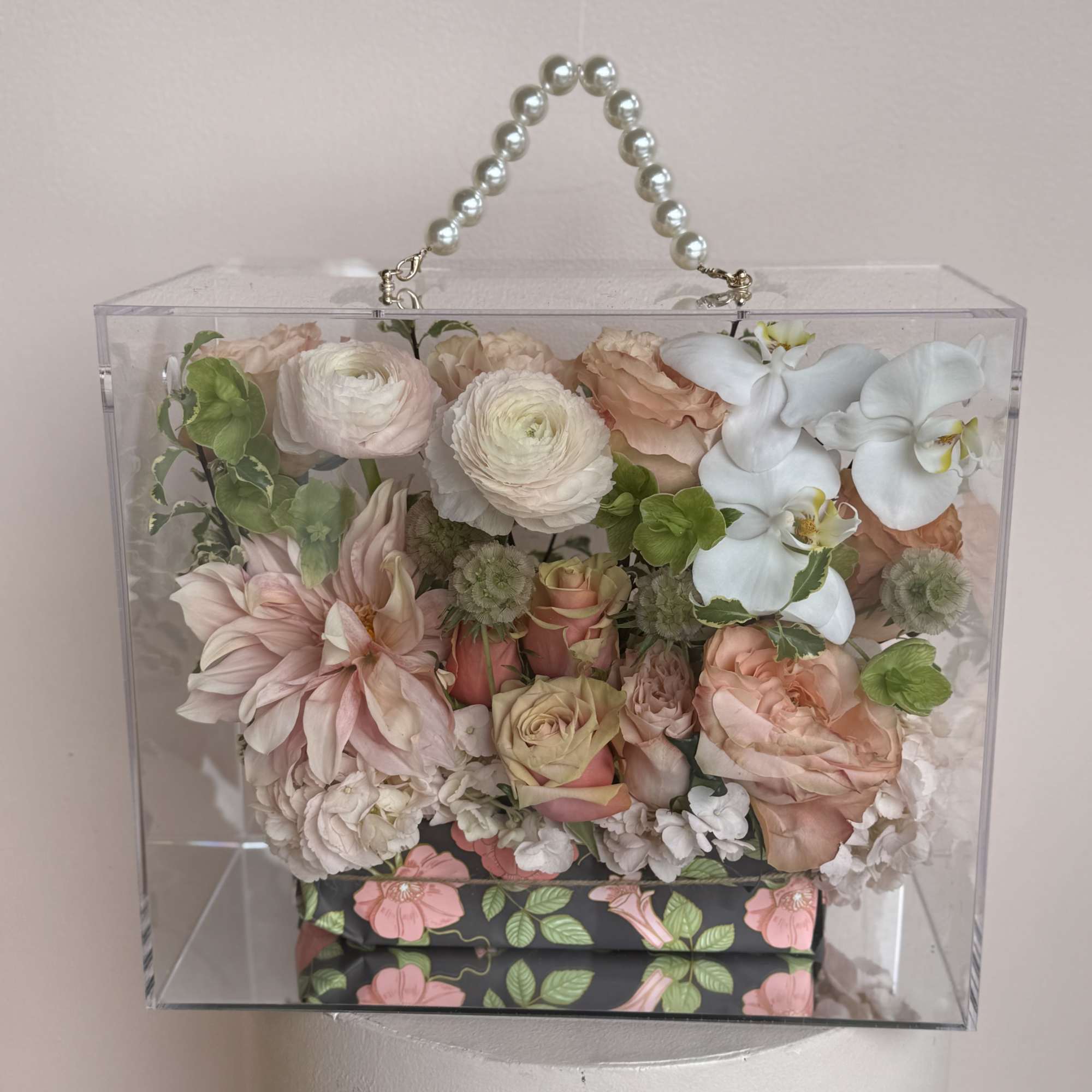 Very Trendy and In Clear Acrylic Flower Gift Box in a shape, photo 2 of 3
