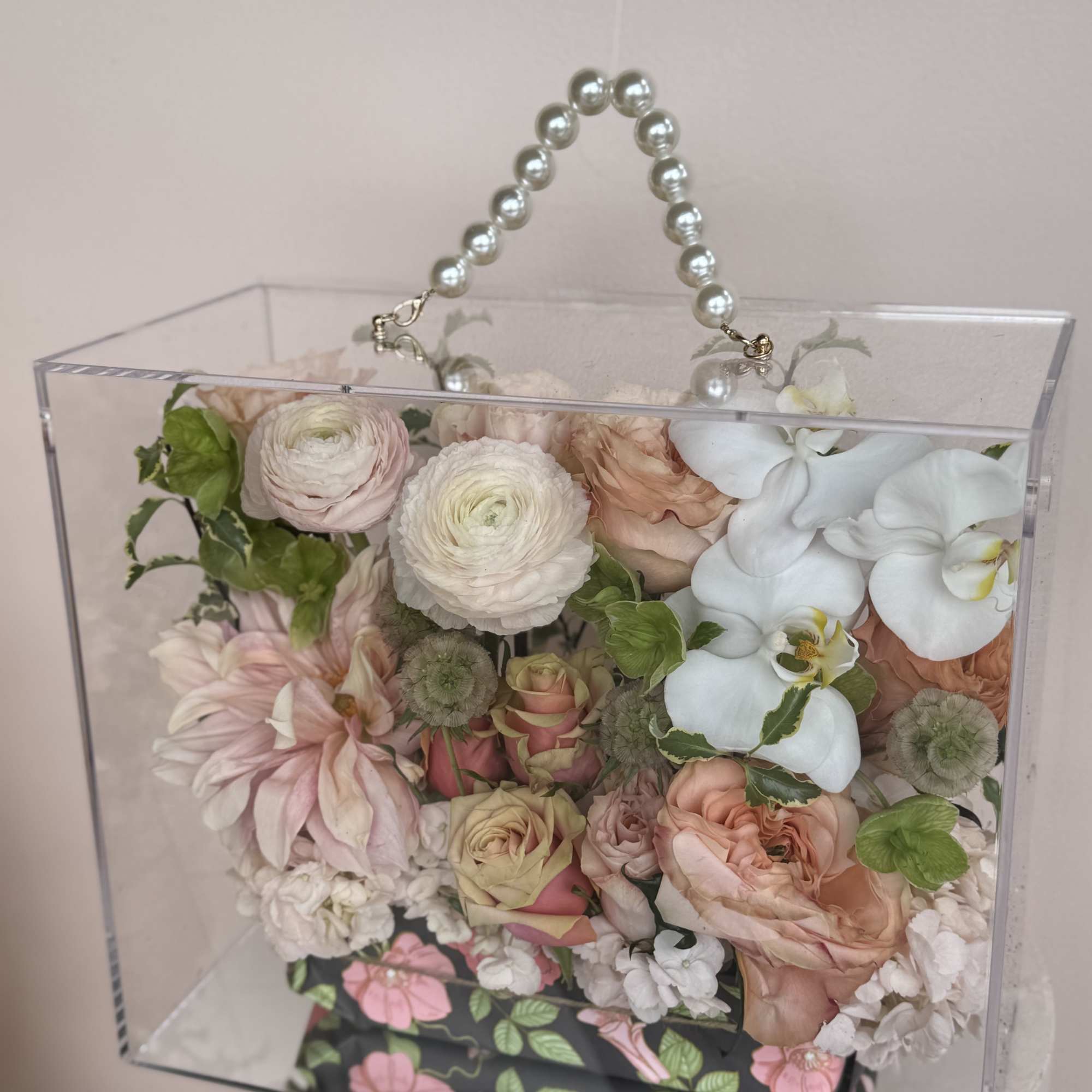 Very Trendy and In Clear Acrylic Flower Gift Box in a shape, photo 3 of 3
