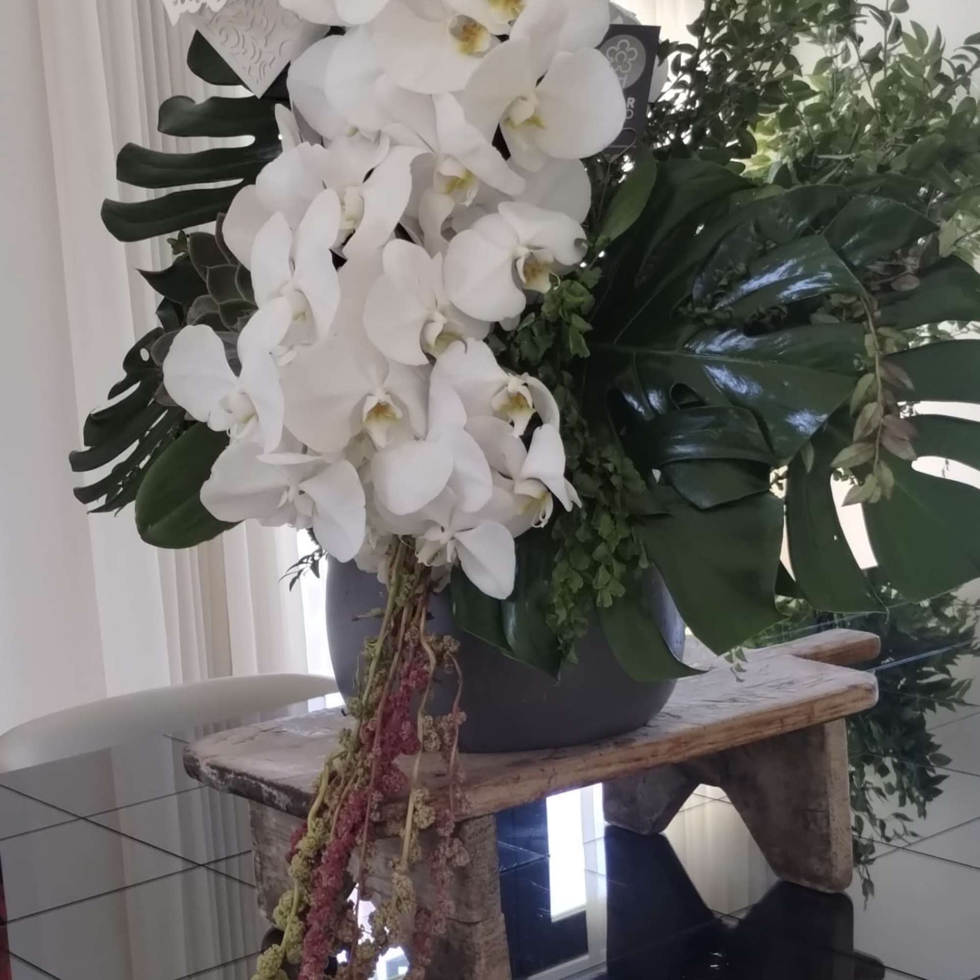 Very natural and organic look of white and green flowers 