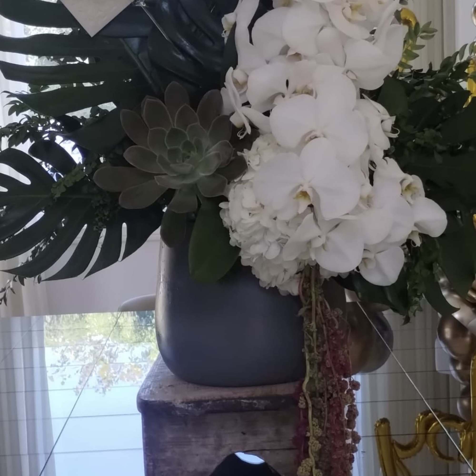 Very natural and organic look of white and green flowers , photo 2 of 2