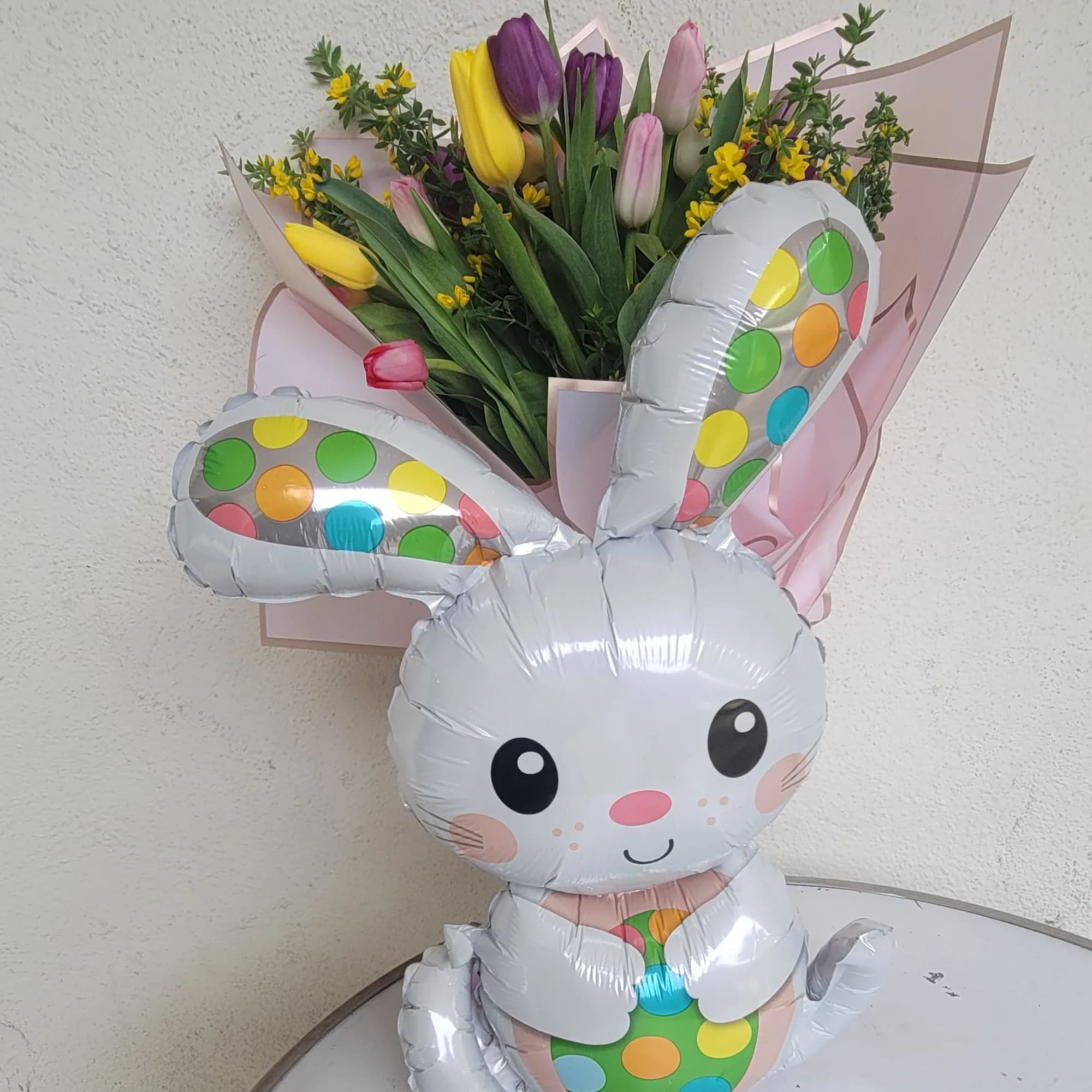 Tulip bouquet with a bunny-shaped balloon