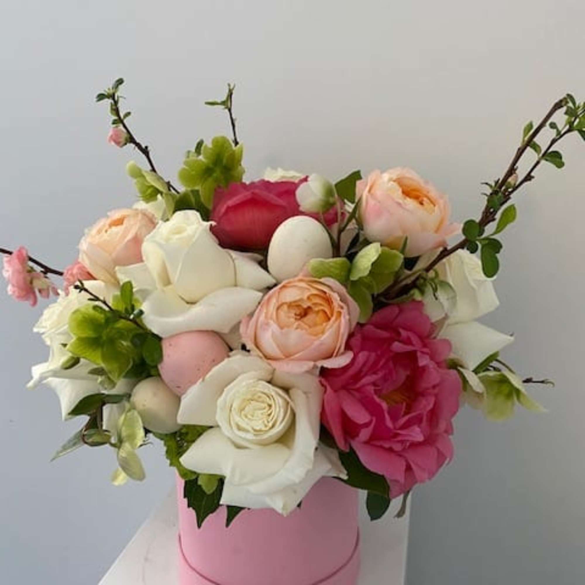 Pink and white rose bouquet in a pink hat box