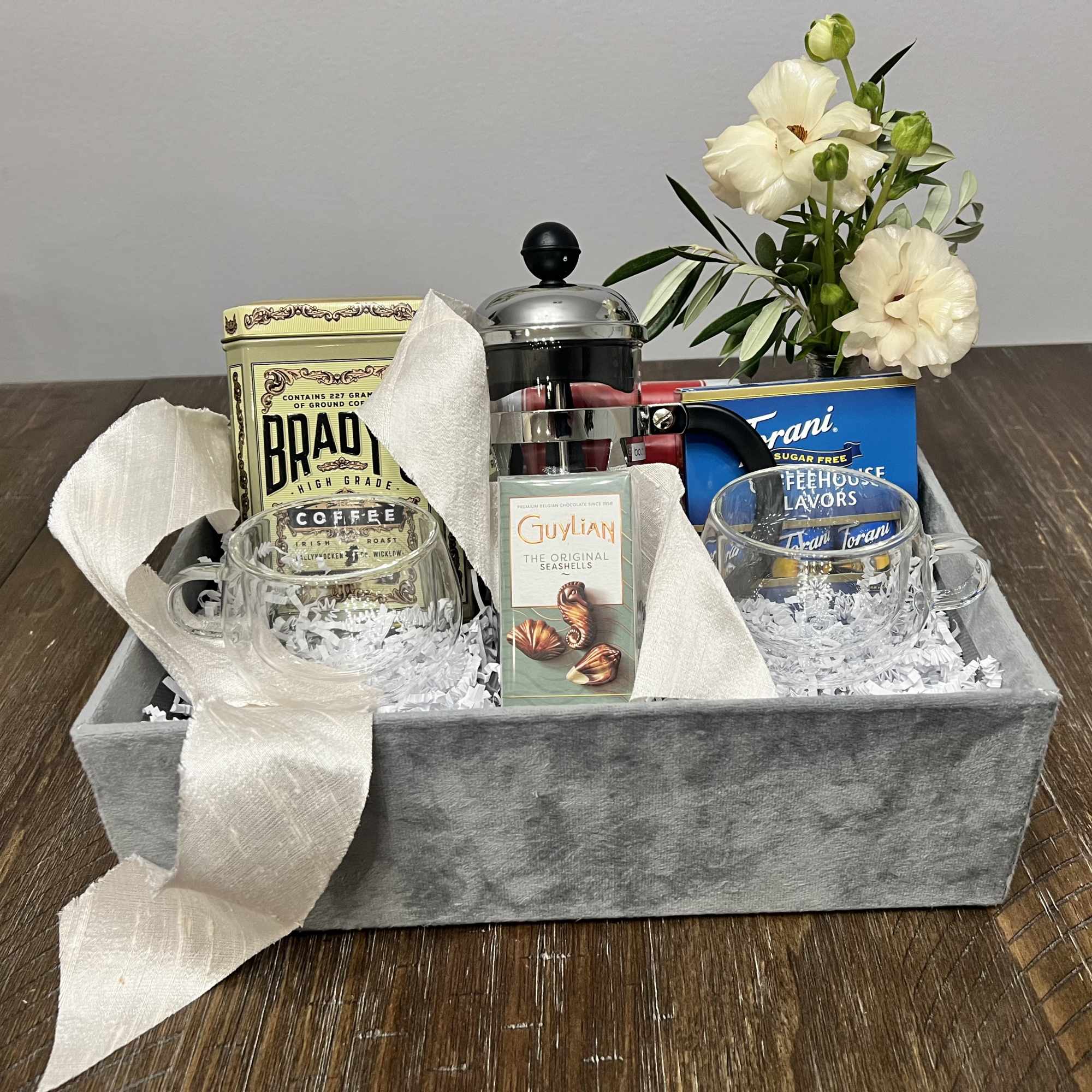 Gift basket with coffee, chocolates, mugs, and white flowers, photo 3 of 3