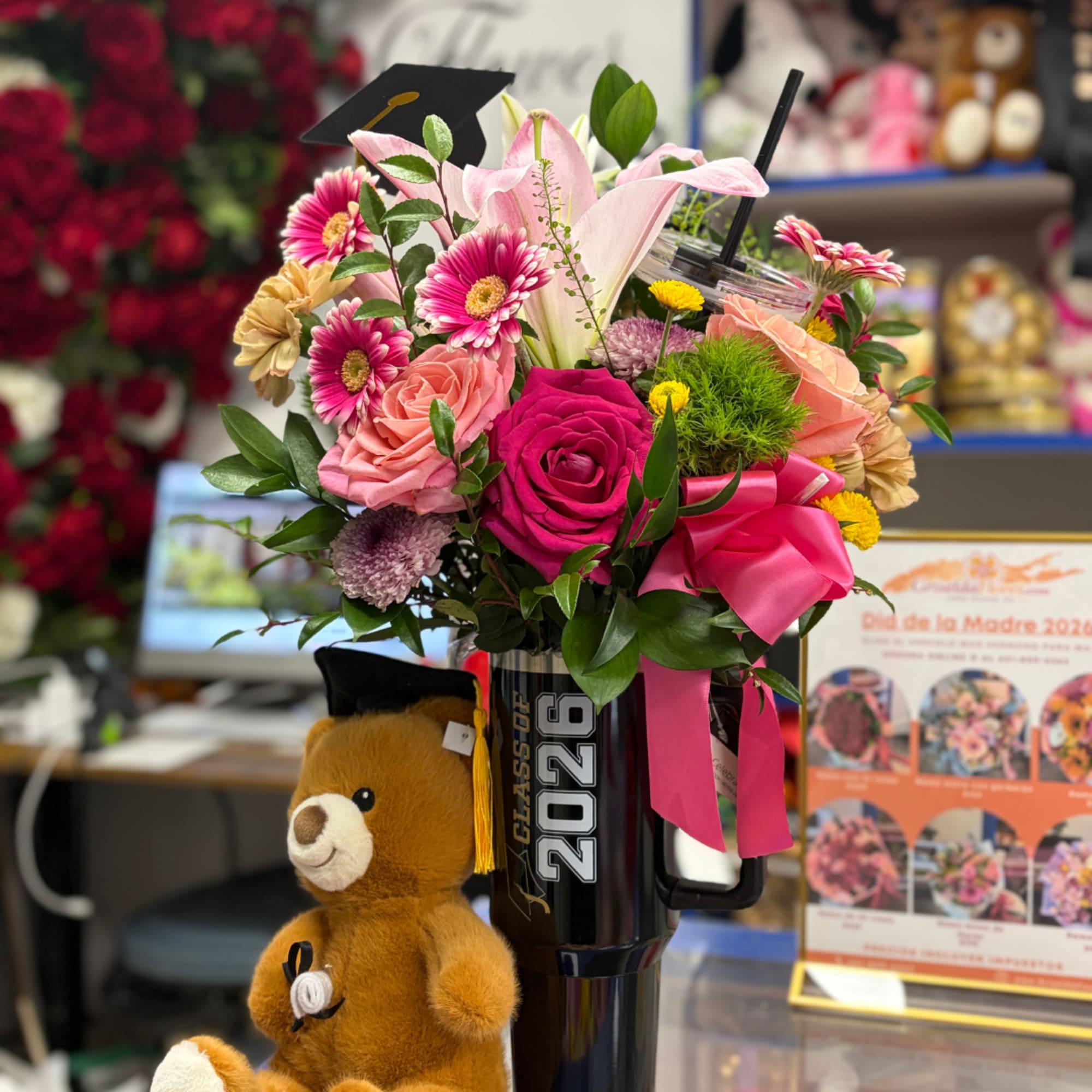 Arreglo con flores mixtas y peluche para graduada