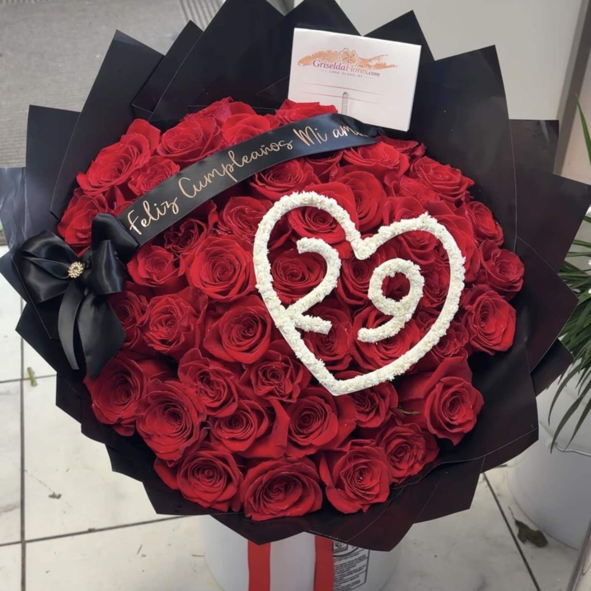 Incluye:
50 rosas Freedom 60 CM
Corazon y numero con babys breath
Liston con texto