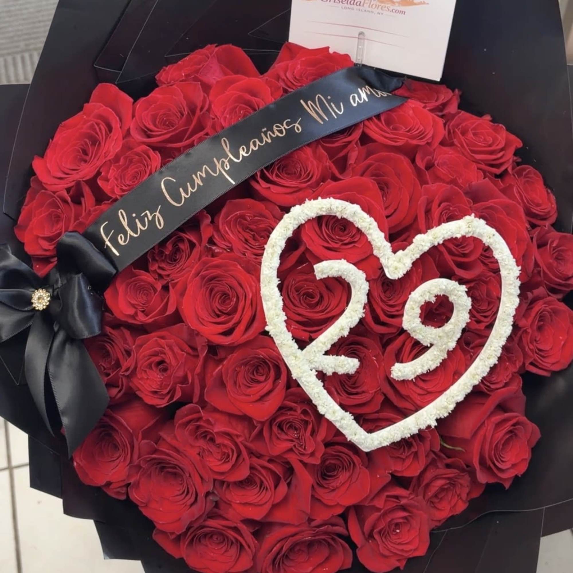 Incluye:
50 rosas Freedom 60 CM
Corazon y numero con babys breath
Liston con texto, photo 2 of 5