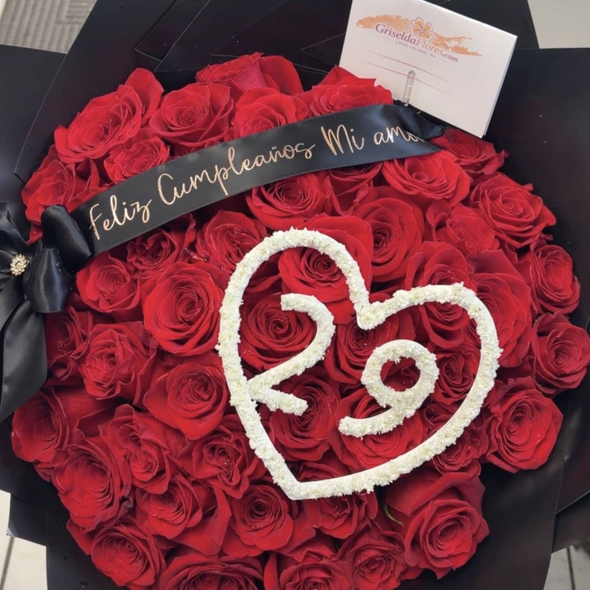Incluye:
50 rosas Freedom 60 CM
Corazon y numero con babys breath
Liston con texto, photo 3 of 5