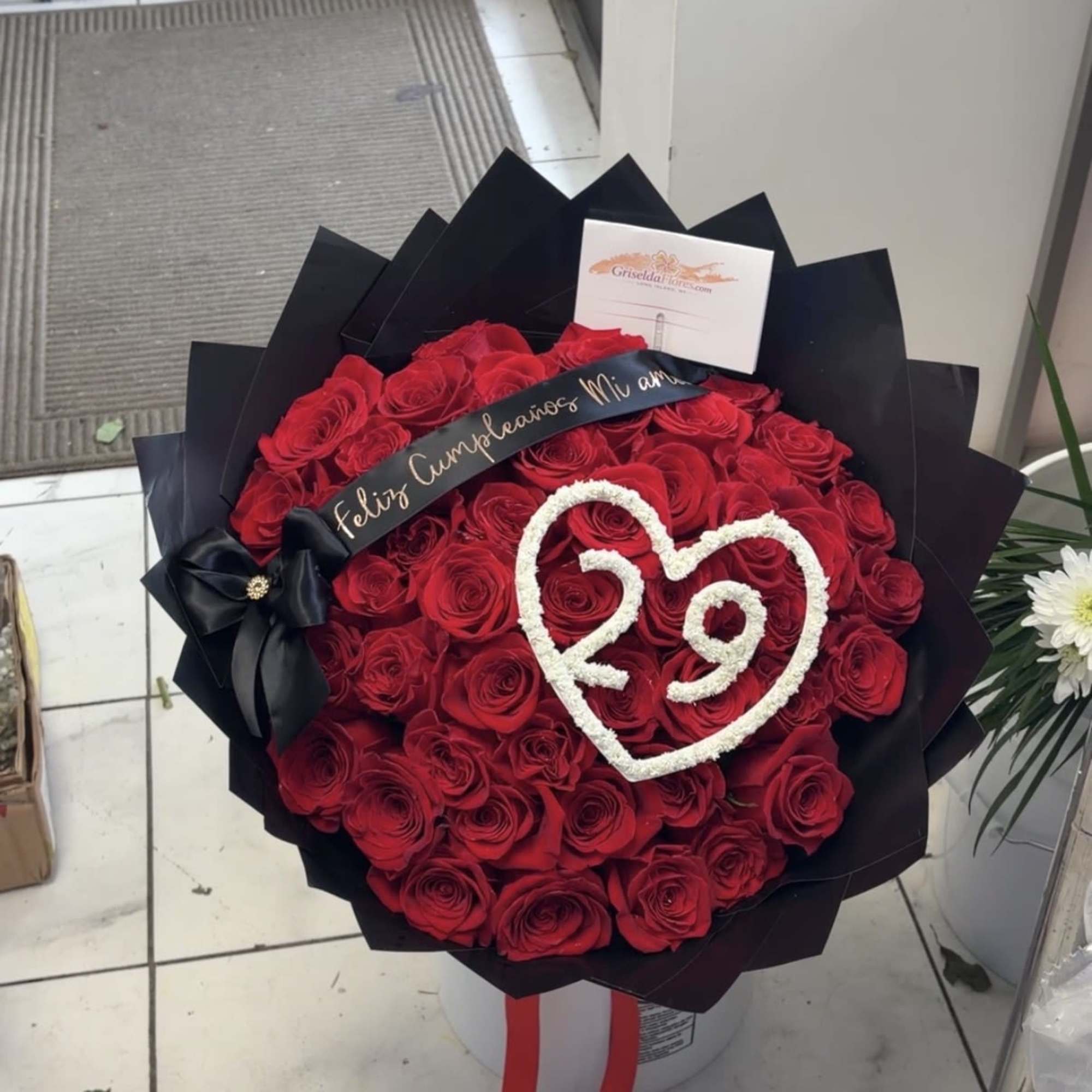 Incluye:
50 rosas Freedom 60 CM
Corazon y numero con babys breath
Liston con texto, photo 4 of 5
