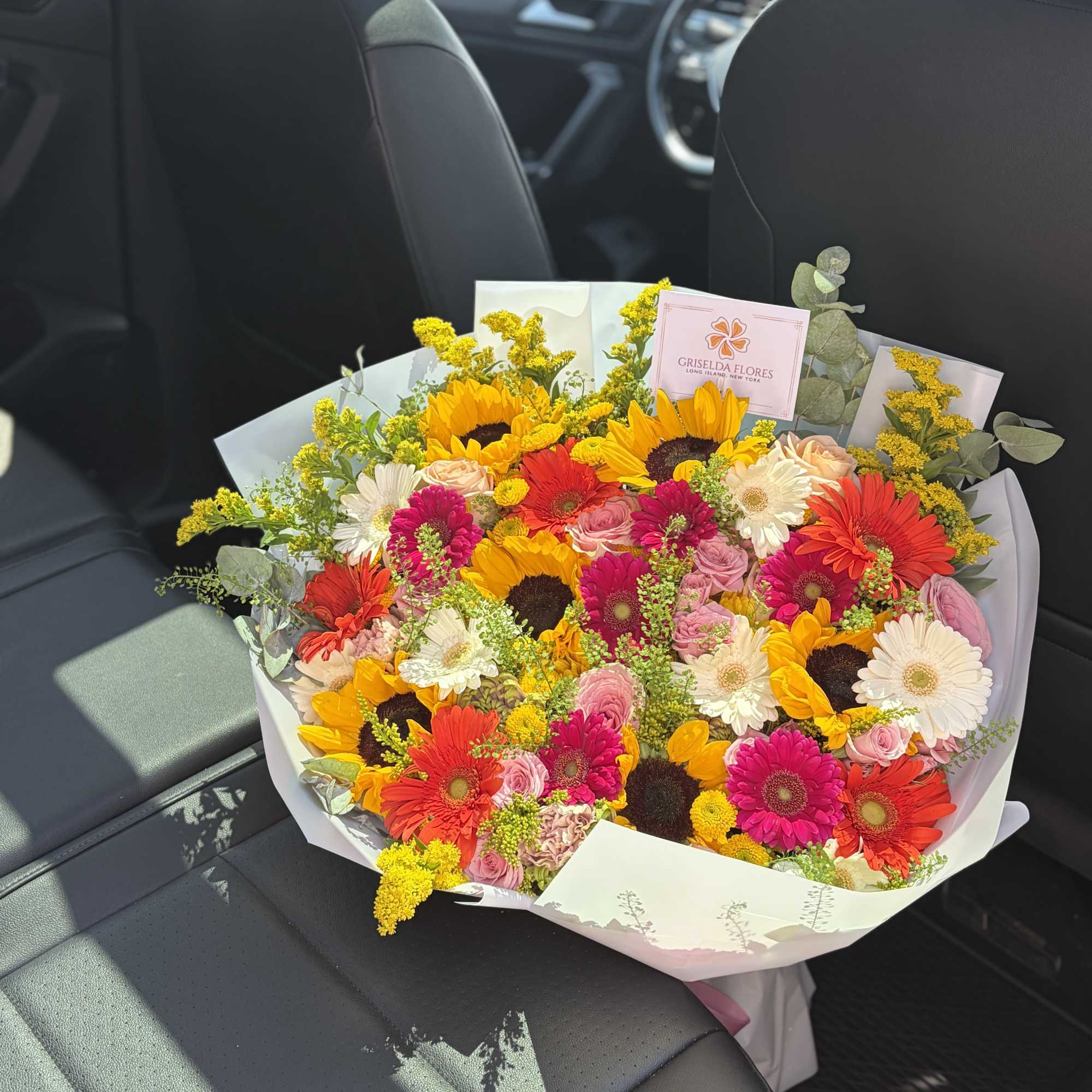 Ramo incluye un mix de flores como: 
Girasoles
Gerberas mini blancas y hot, photo 4 of 6