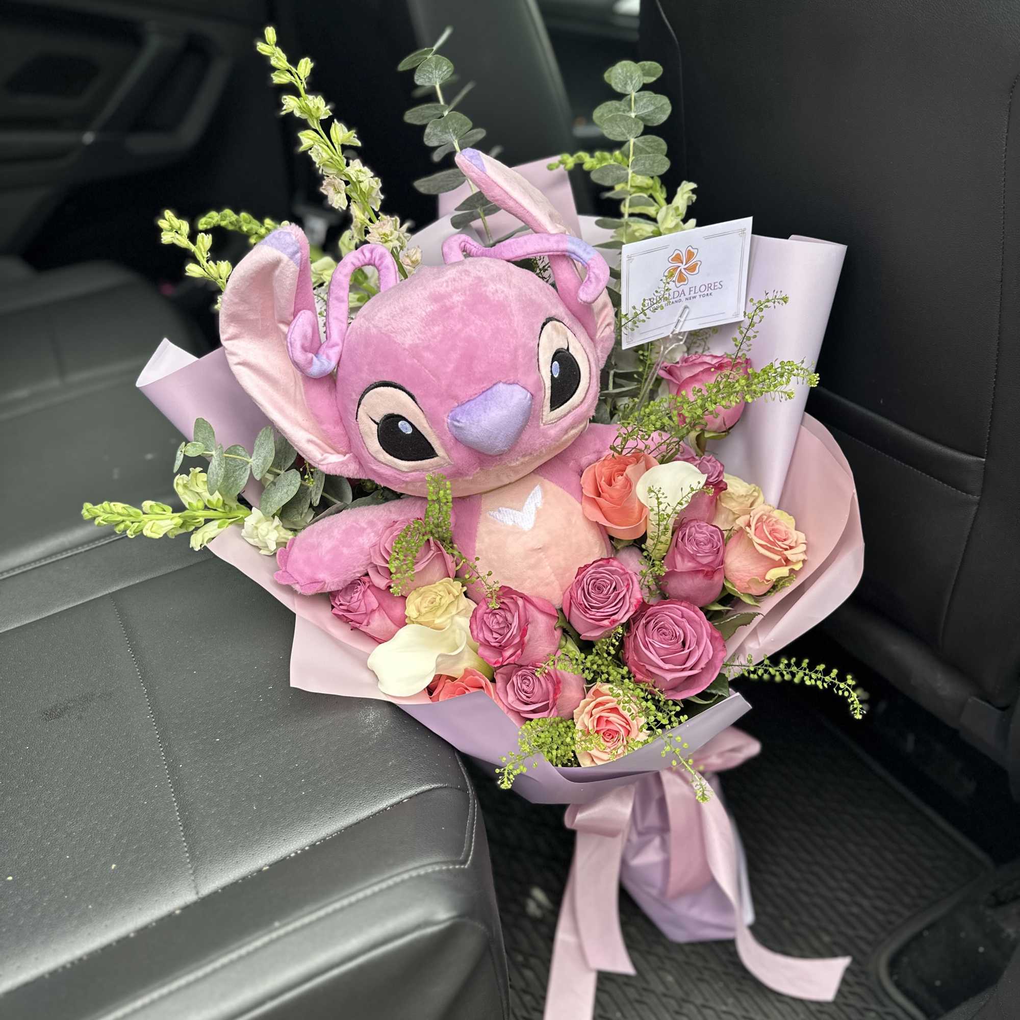 Ramo con flores mixtas incluyen:

Peluche Angel de Stitch
Rosas 
Lilies
Larkspur
Snapdragon/stock
Eucalipto True Blue/Cinerea
