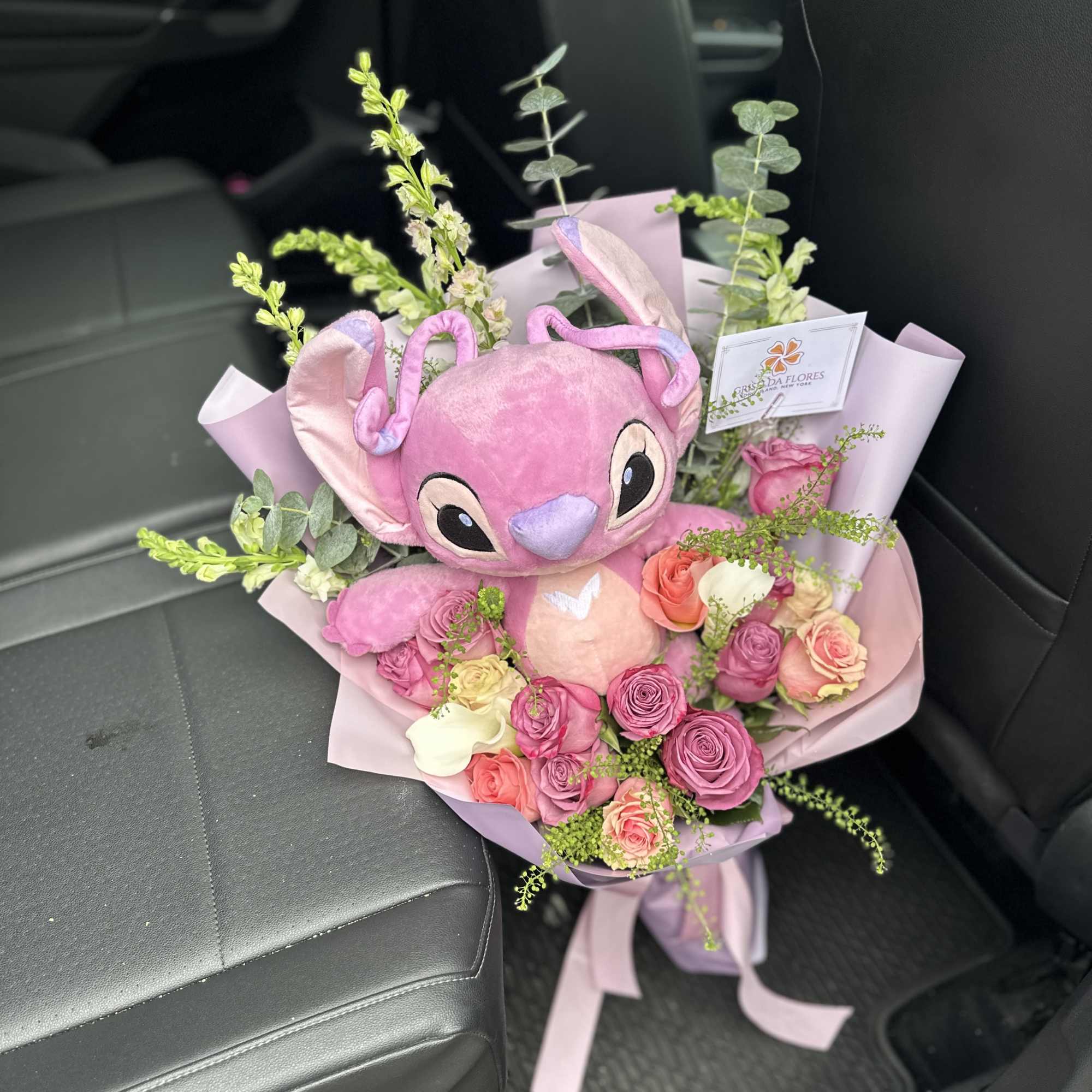 Ramo con flores mixtas incluyen:

Peluche Angel de Stitch
Rosas 
Lilies
Larkspur
Snapdragon/stock
Eucalipto True Blue/Cinerea
, photo 2 of 4