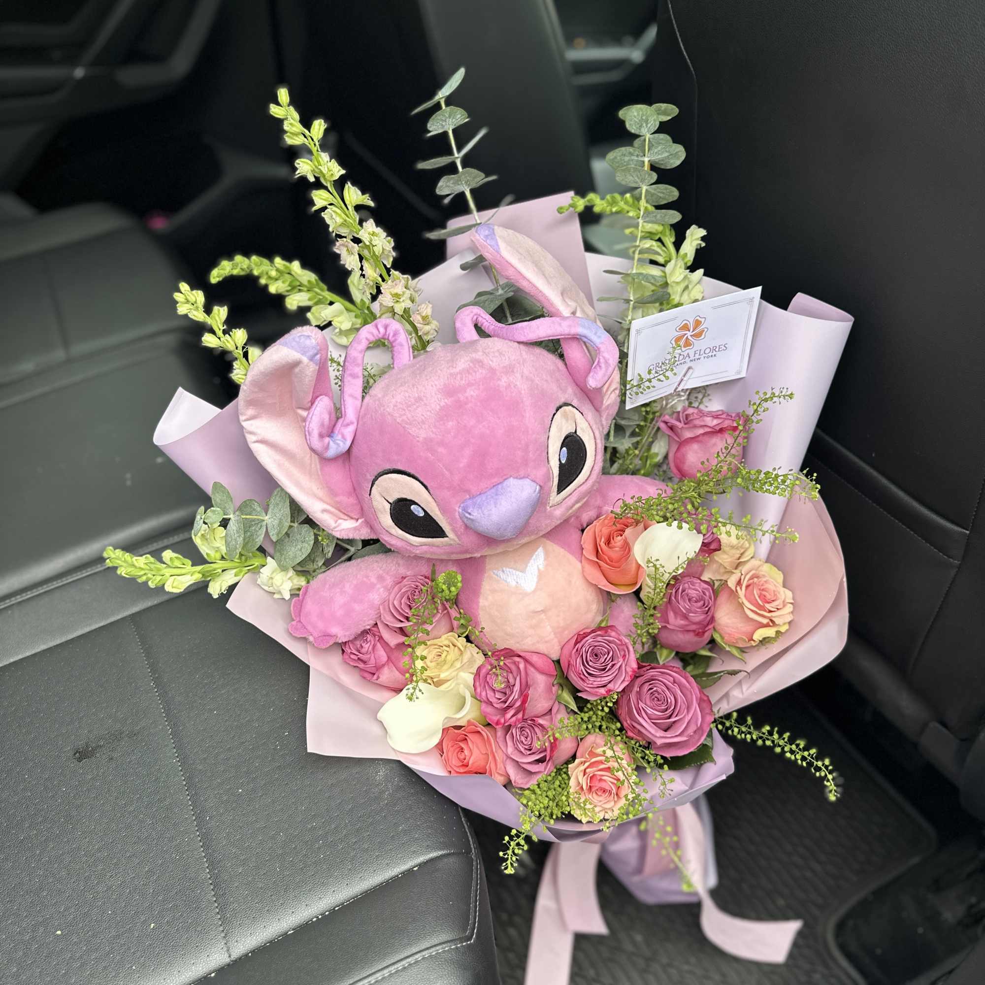 Ramo con flores mixtas incluyen:

Peluche Angel de Stitch
Rosas 
Lilies
Larkspur
Snapdragon/stock
Eucalipto True Blue/Cinerea
, photo 3 of 4