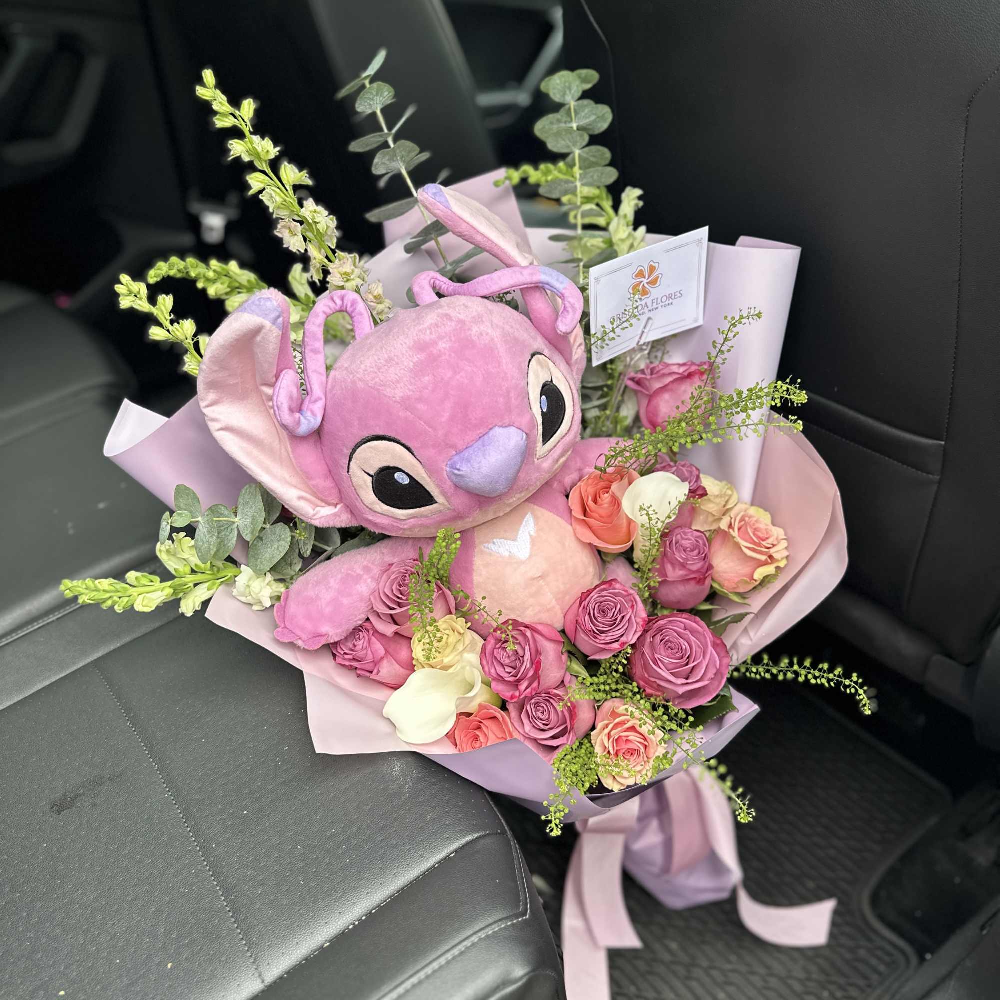 Ramo con flores mixtas incluyen:

Peluche Angel de Stitch
Rosas 
Lilies
Larkspur
Snapdragon/stock
Eucalipto True Blue/Cinerea
, photo 4 of 4