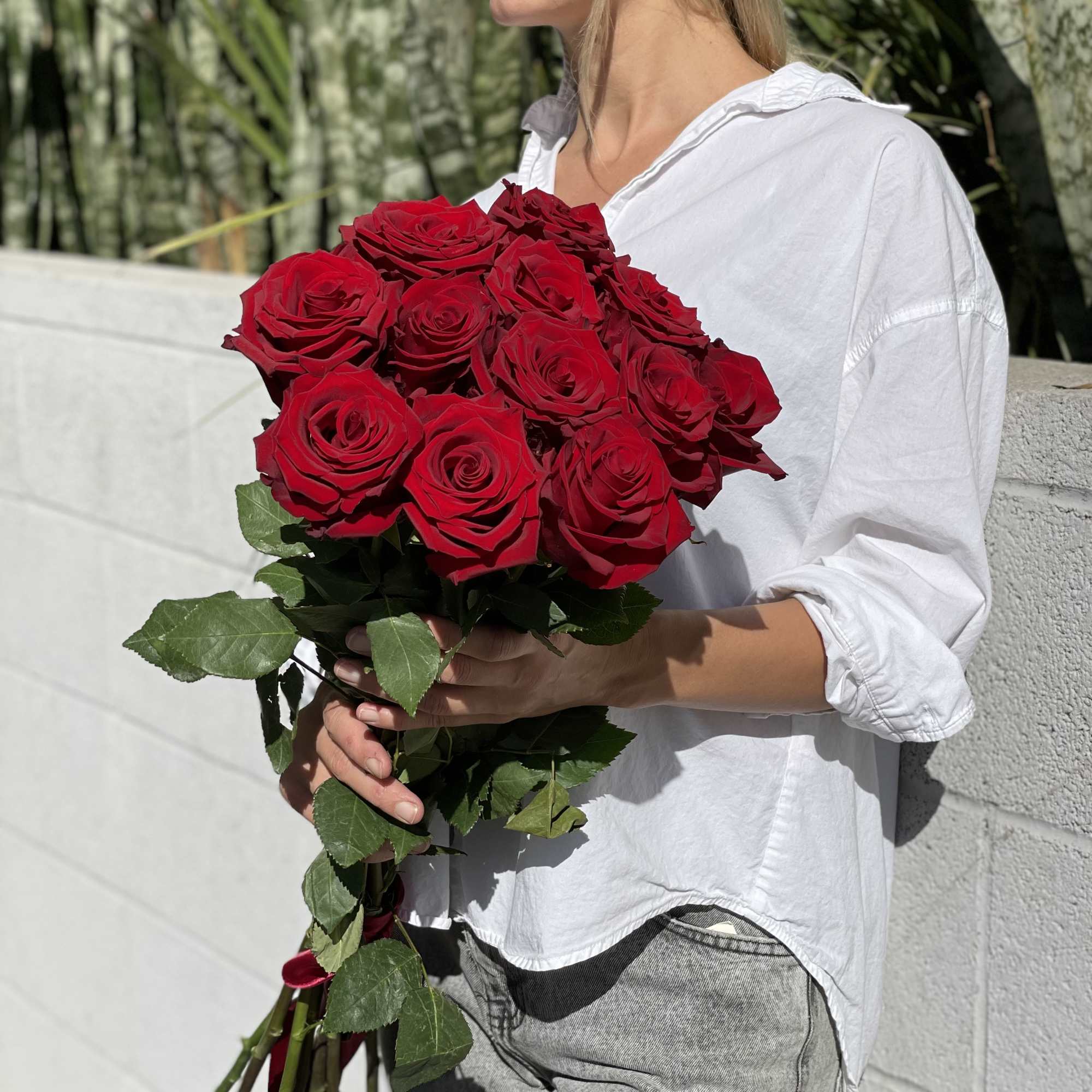 Woman holding a bouquet of red roses, photo 7 of 13