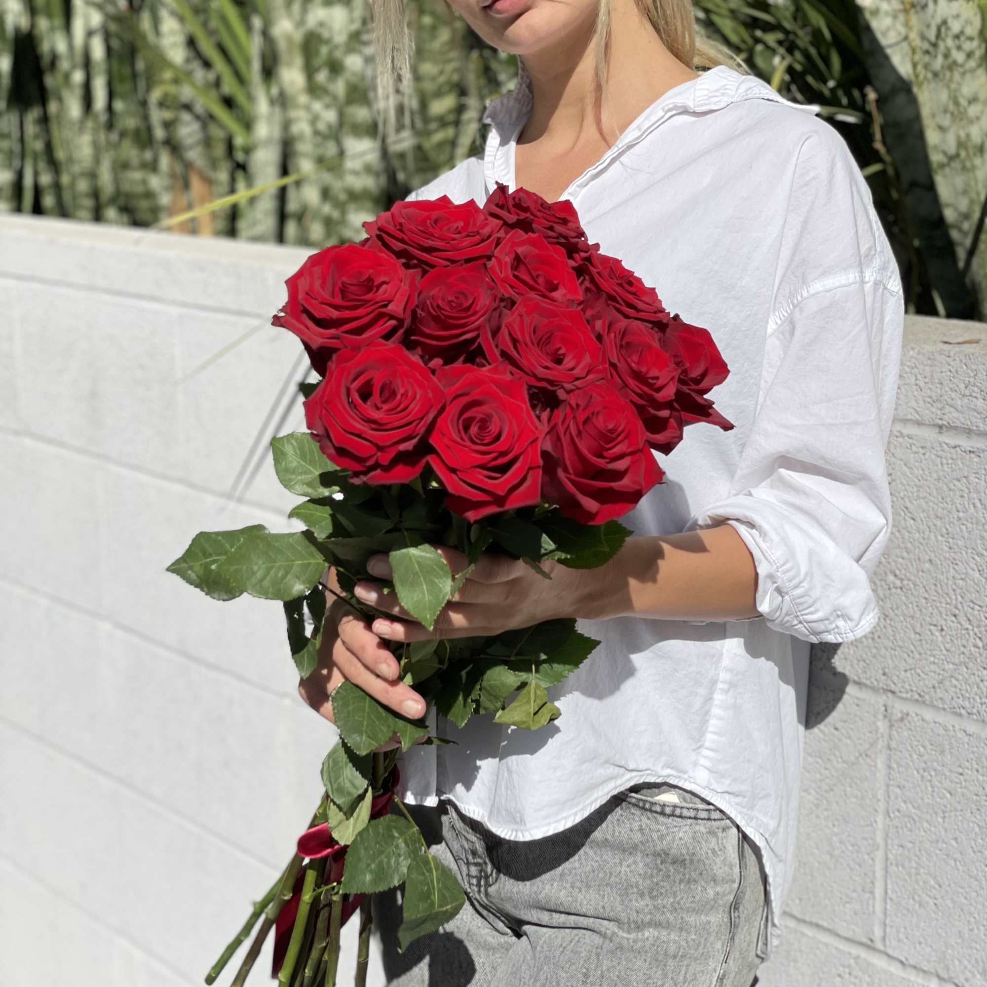 Woman holding a bouquet of red roses, photo 8 of 13