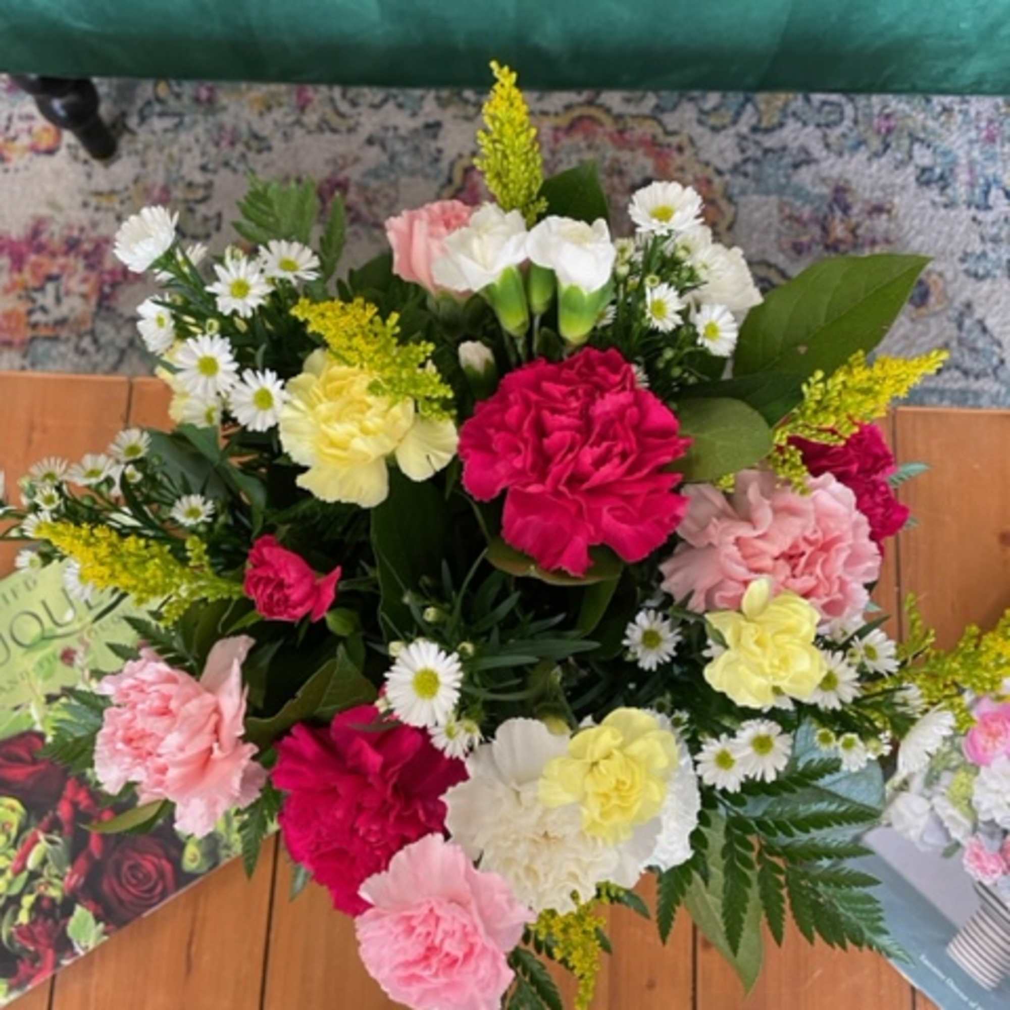 Mixed bouquet of carnations and small white daisies
