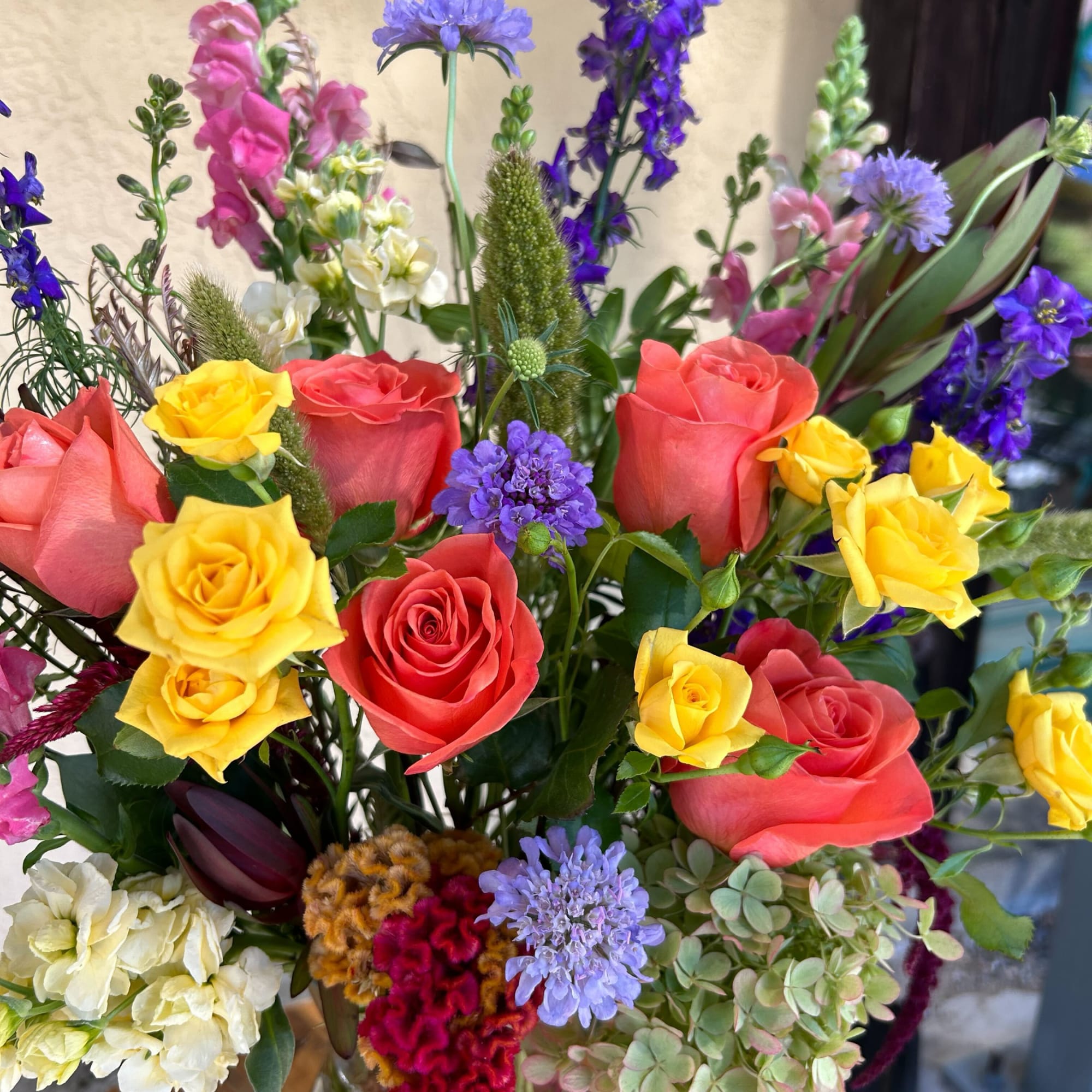 [espa&ntilde;ol abajo]
Each arrangement is custom and one-of-a-kind, made with the freshest seasonal