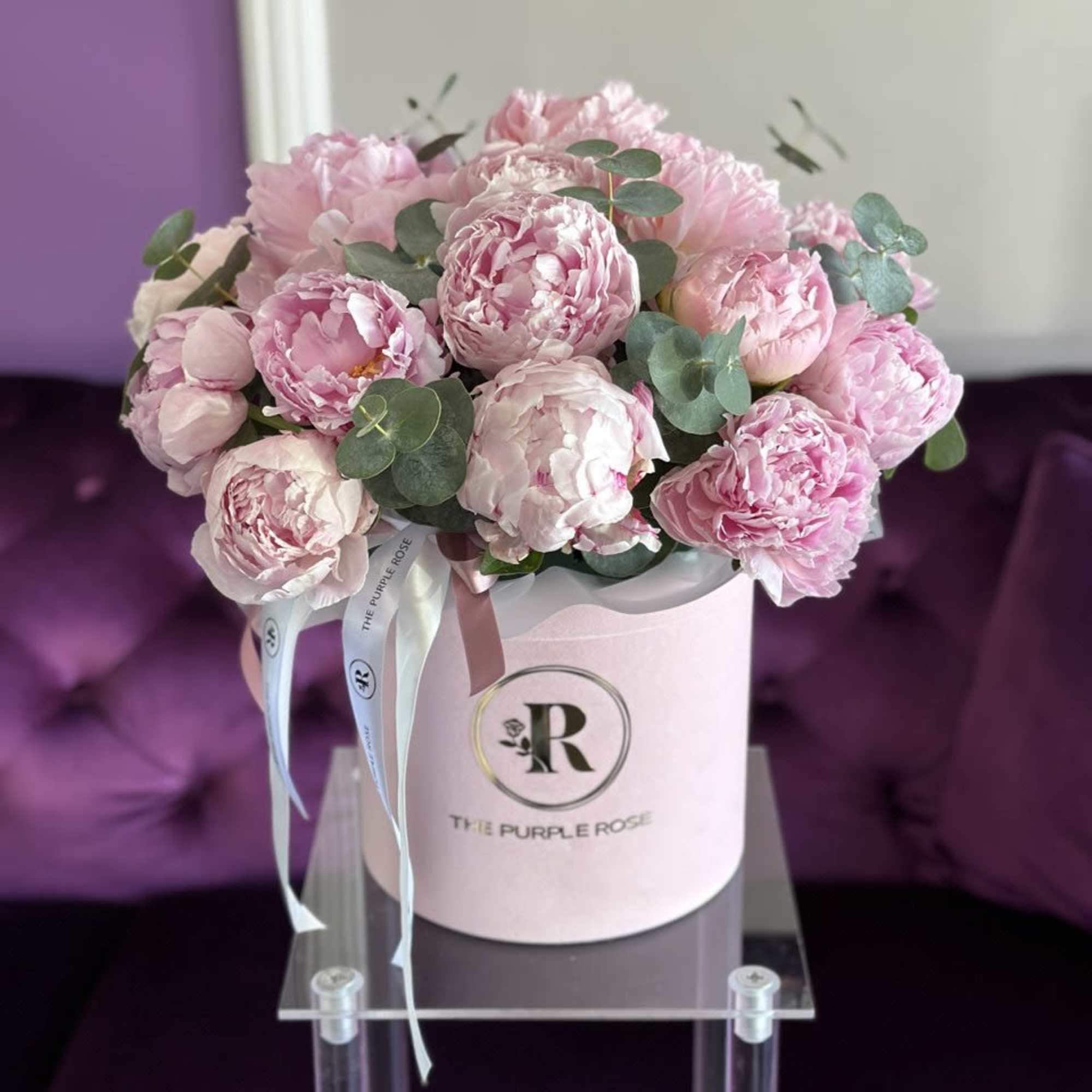 DELUXE size is in the picture
The main colors are pink and white.
Please
