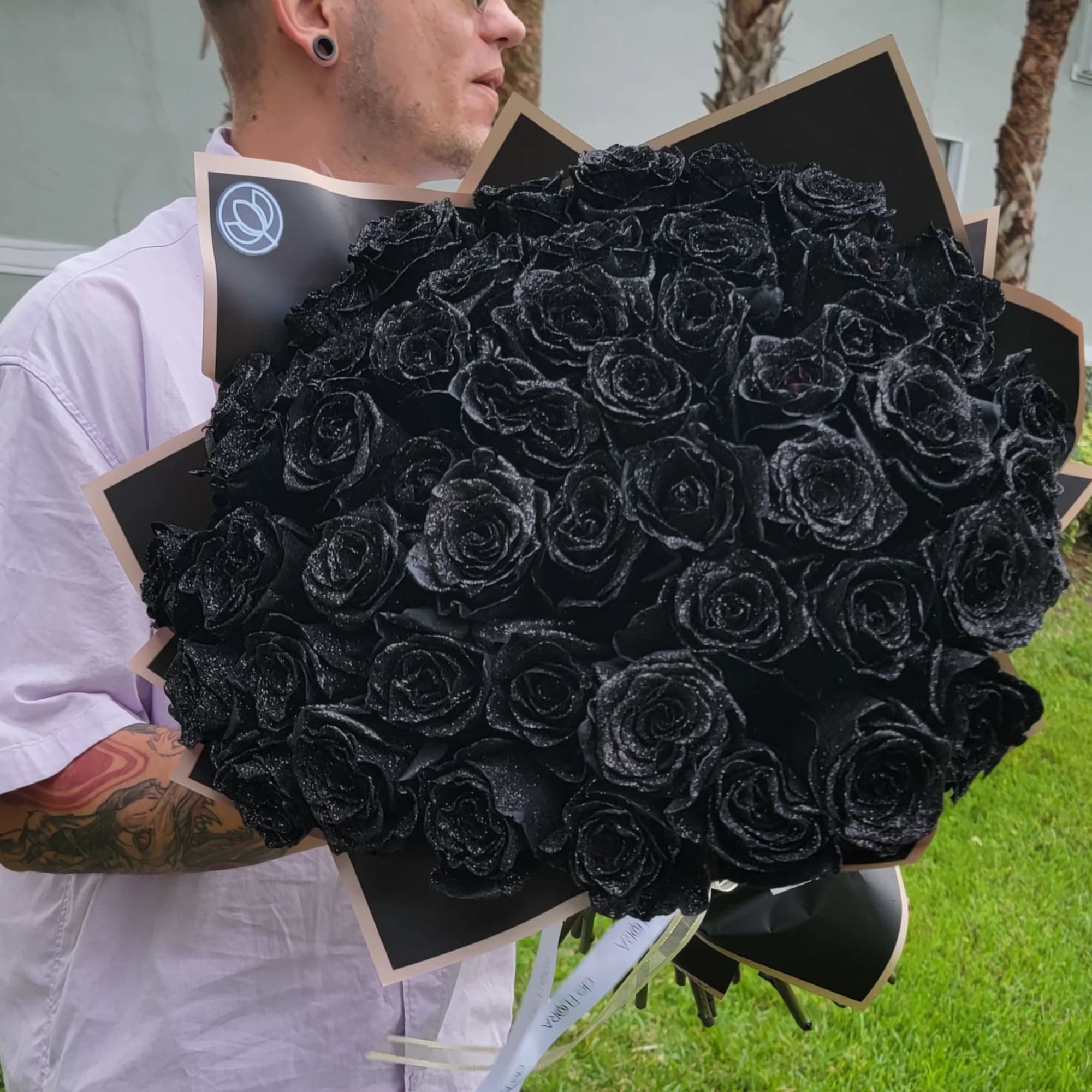 Large bouquet of black roses wrapped in black paper, photo 4 of 5