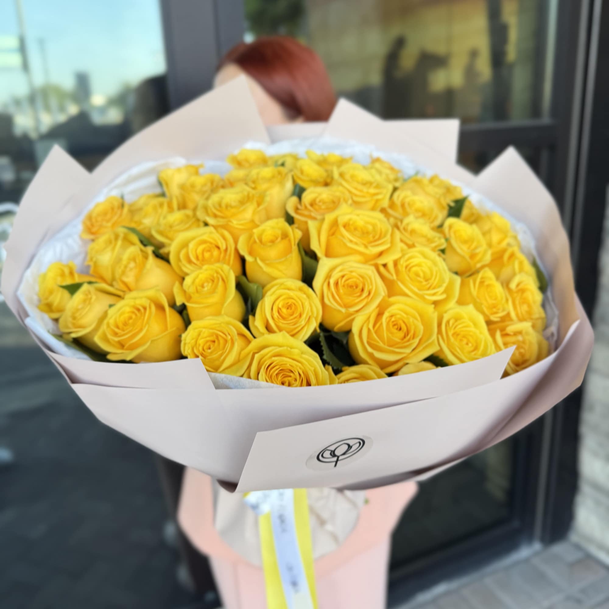 Large bouquet of yellow roses wrapped in pale paper, photo 4 of 4