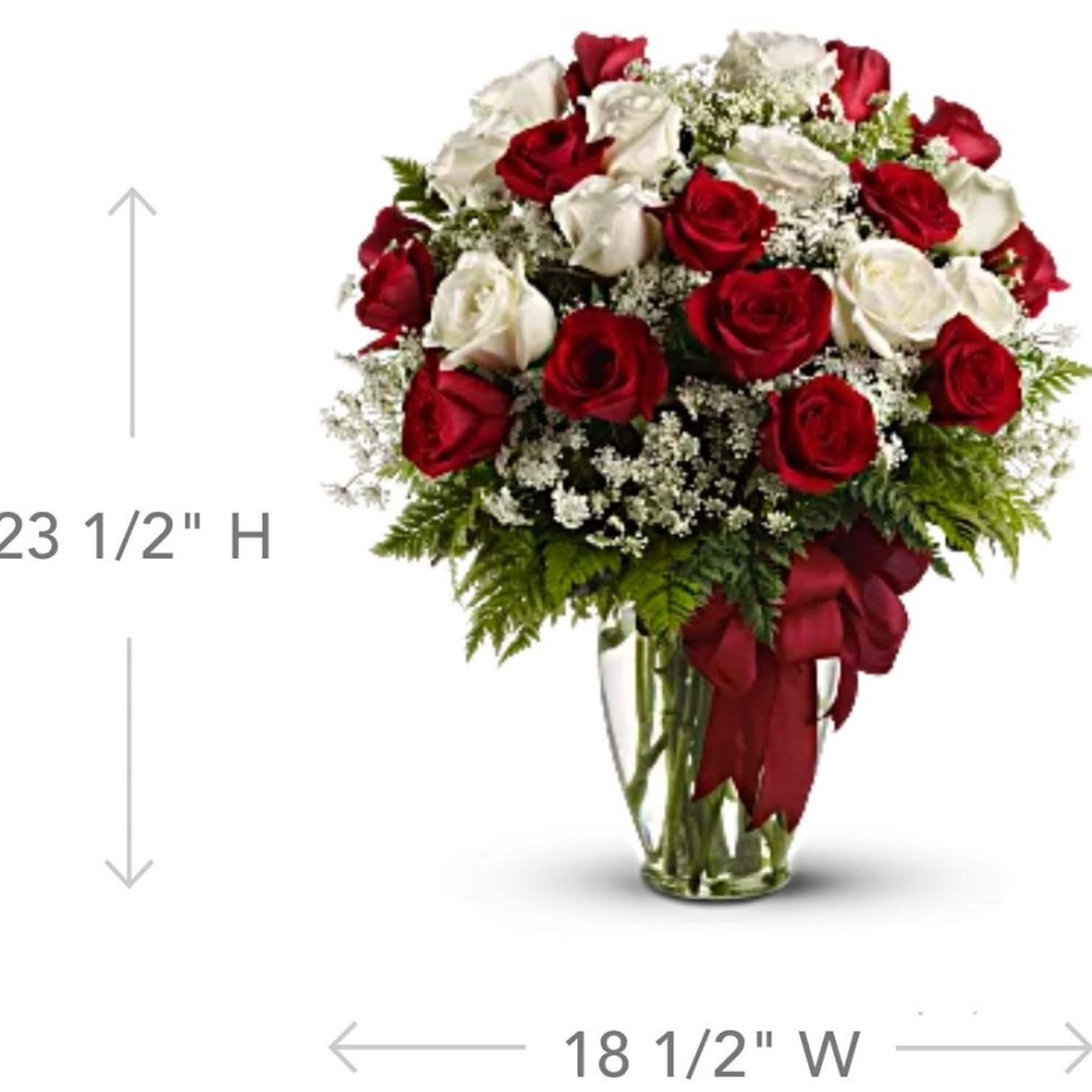 Bouquet of red and white roses in a clear glass vase, photo 4 of 5