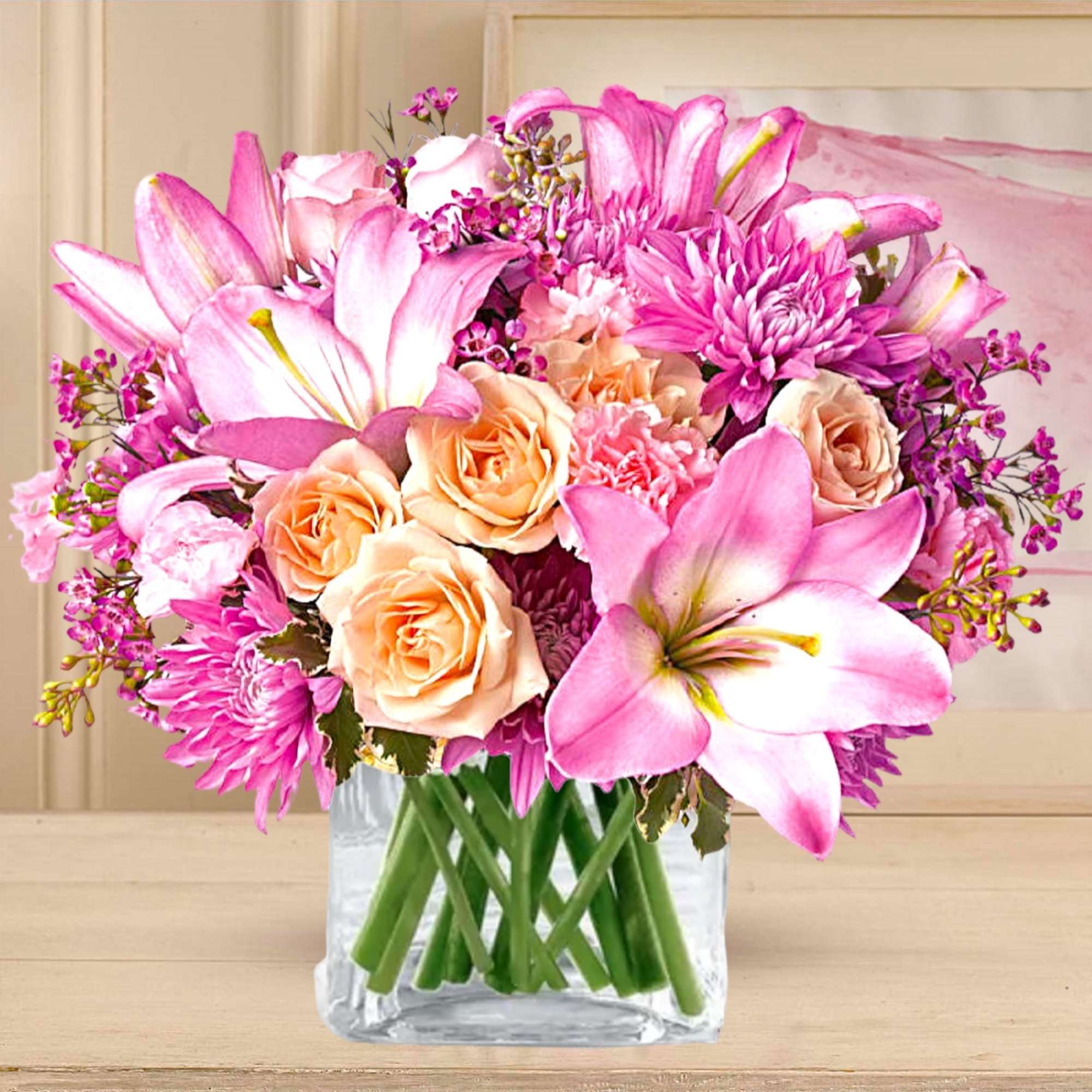 Pink lilies and peach roses in a clear glass vase, photo 3 of 5
