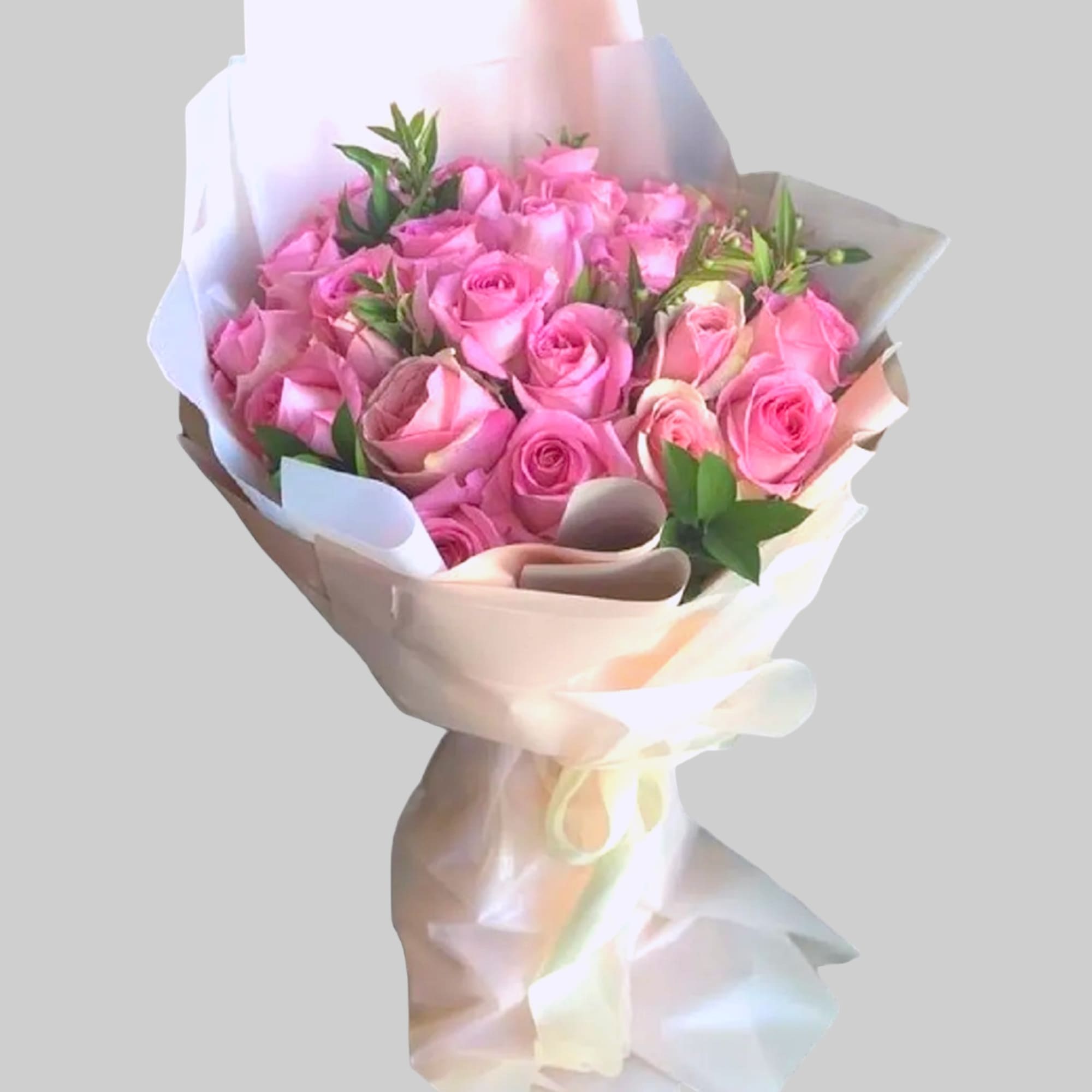 Bouquet of pink roses wrapped in white and beige paper, photo 5 of 5