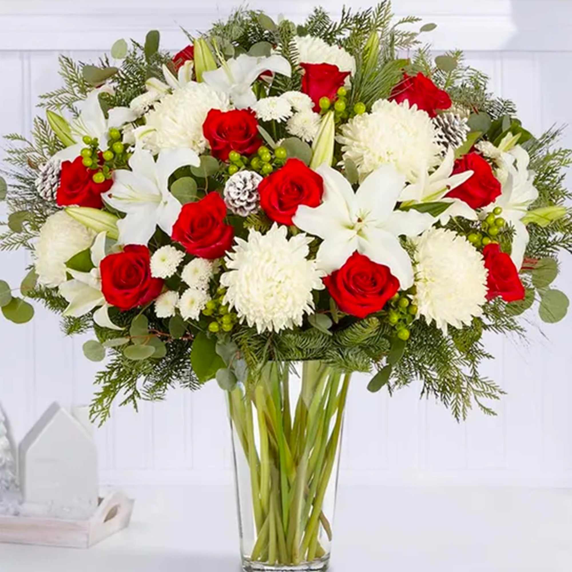 Red roses and white lilies in a clear glass vase, photo 4 of 4