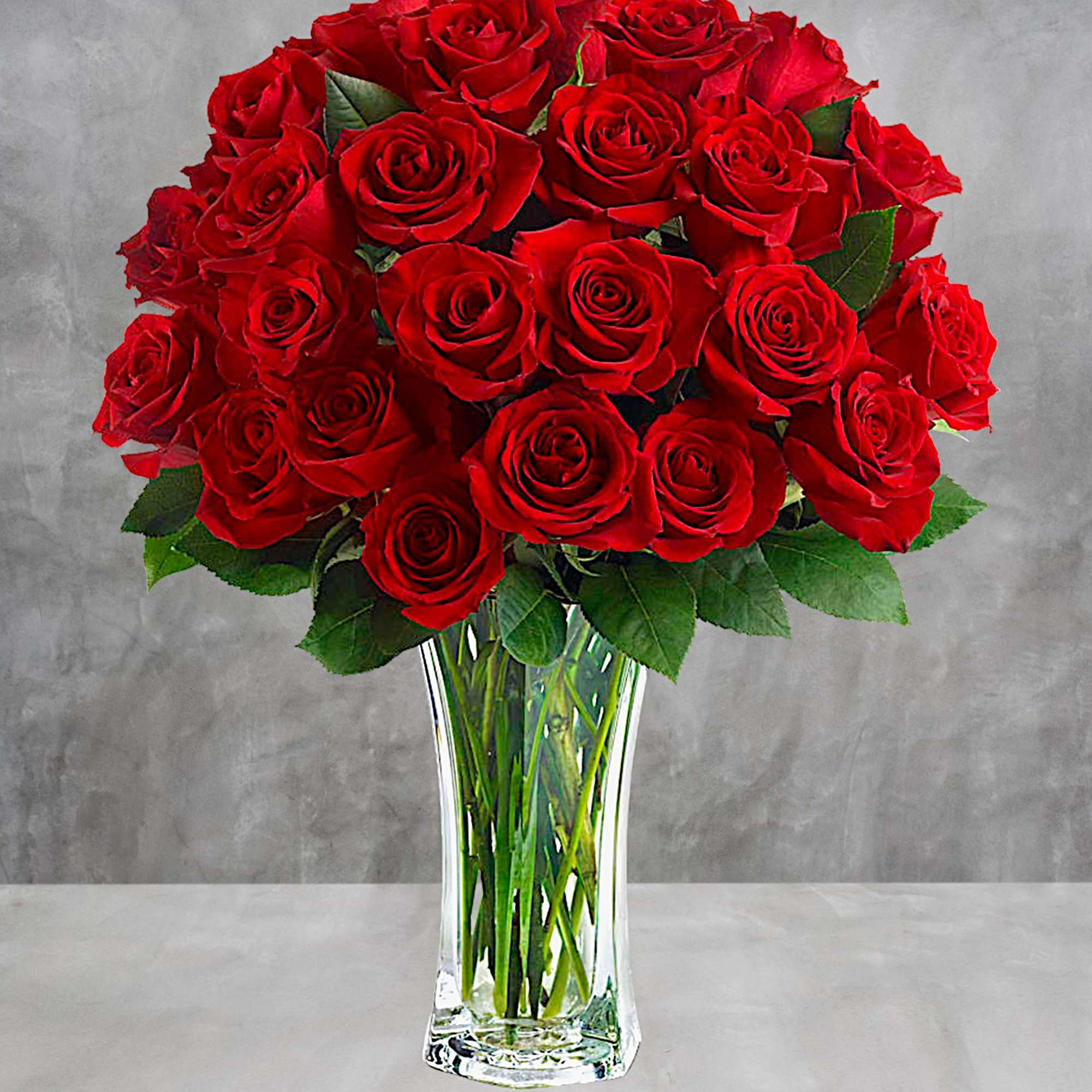Bouquet of red roses in a clear glass vase, photo 2 of 3