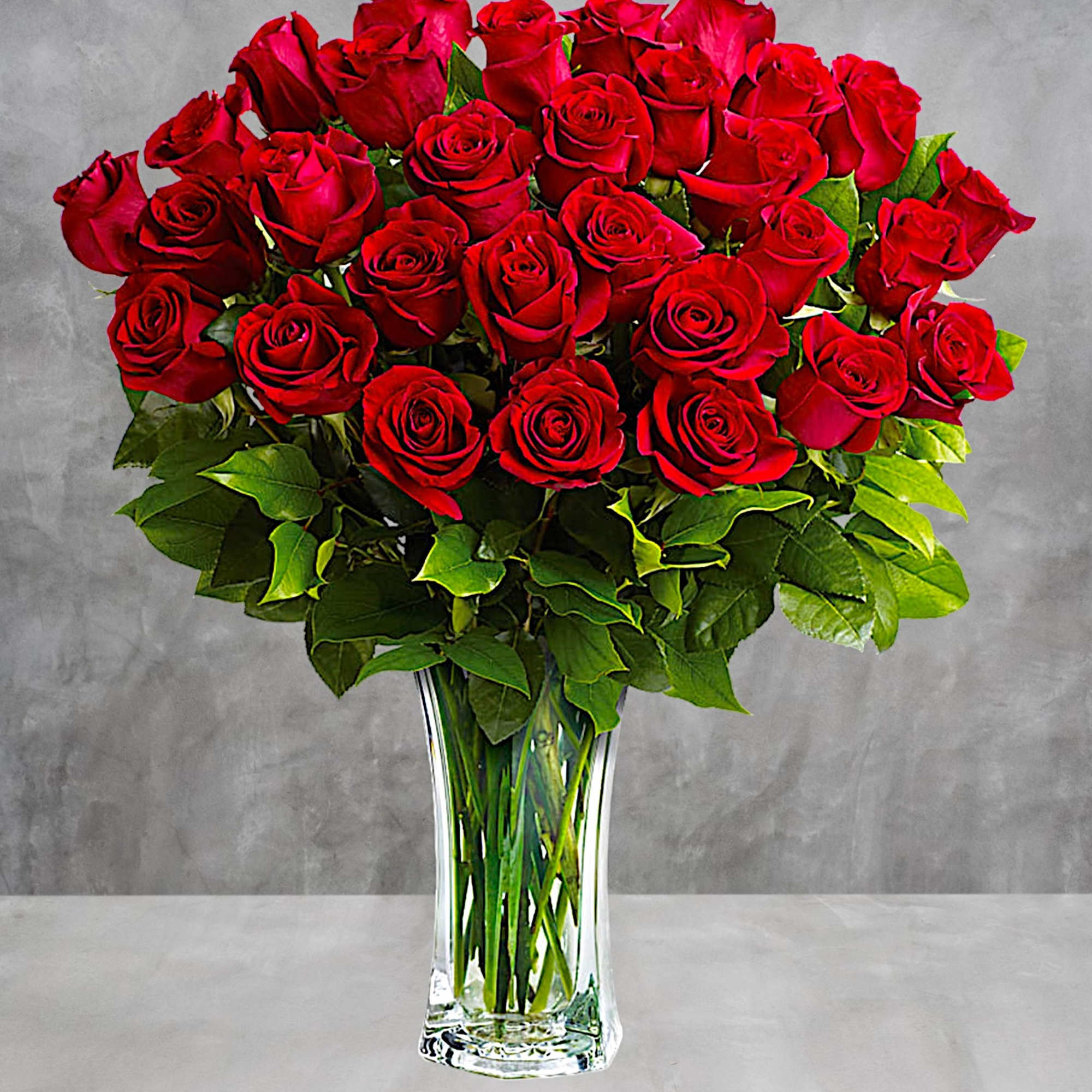 Bouquet of red roses in a clear glass vase, photo 2 of 3