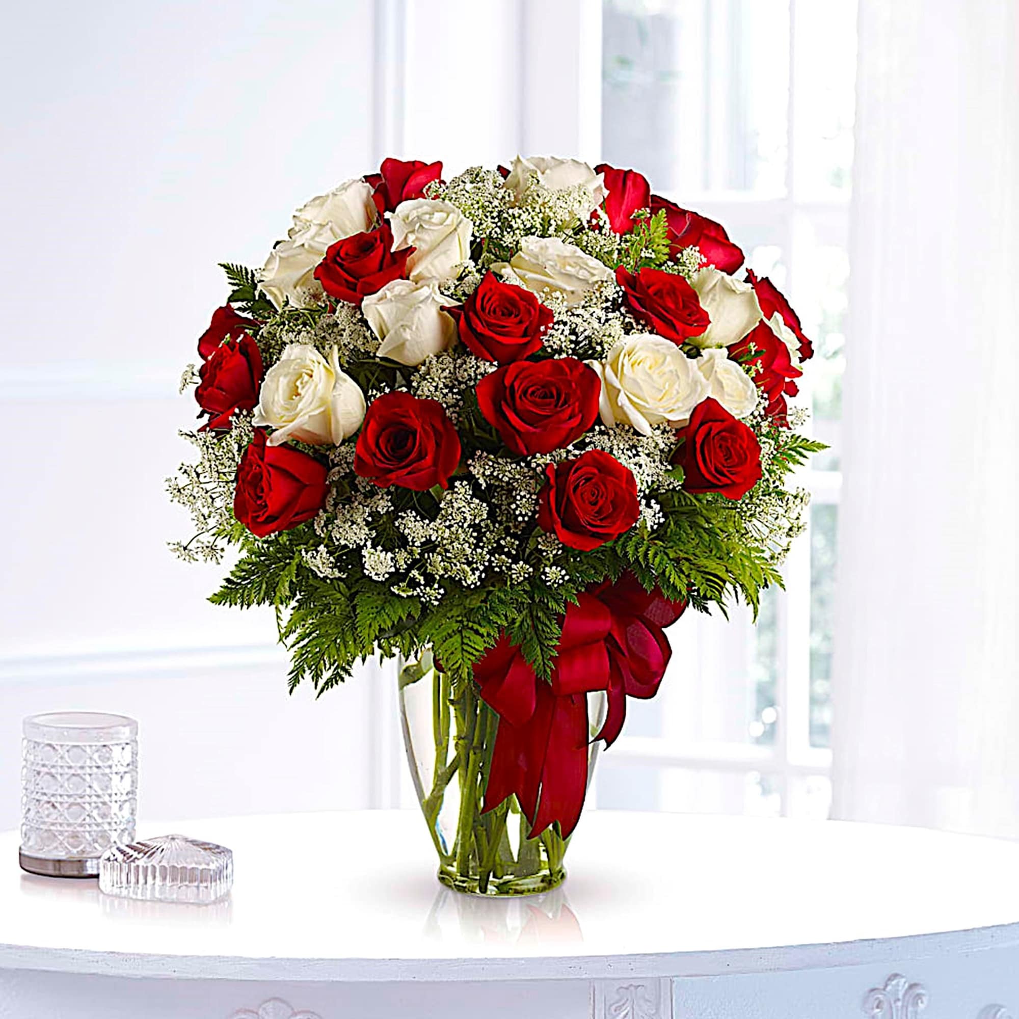 Bouquet of red and white roses in a clear glass vase, photo 3 of 5