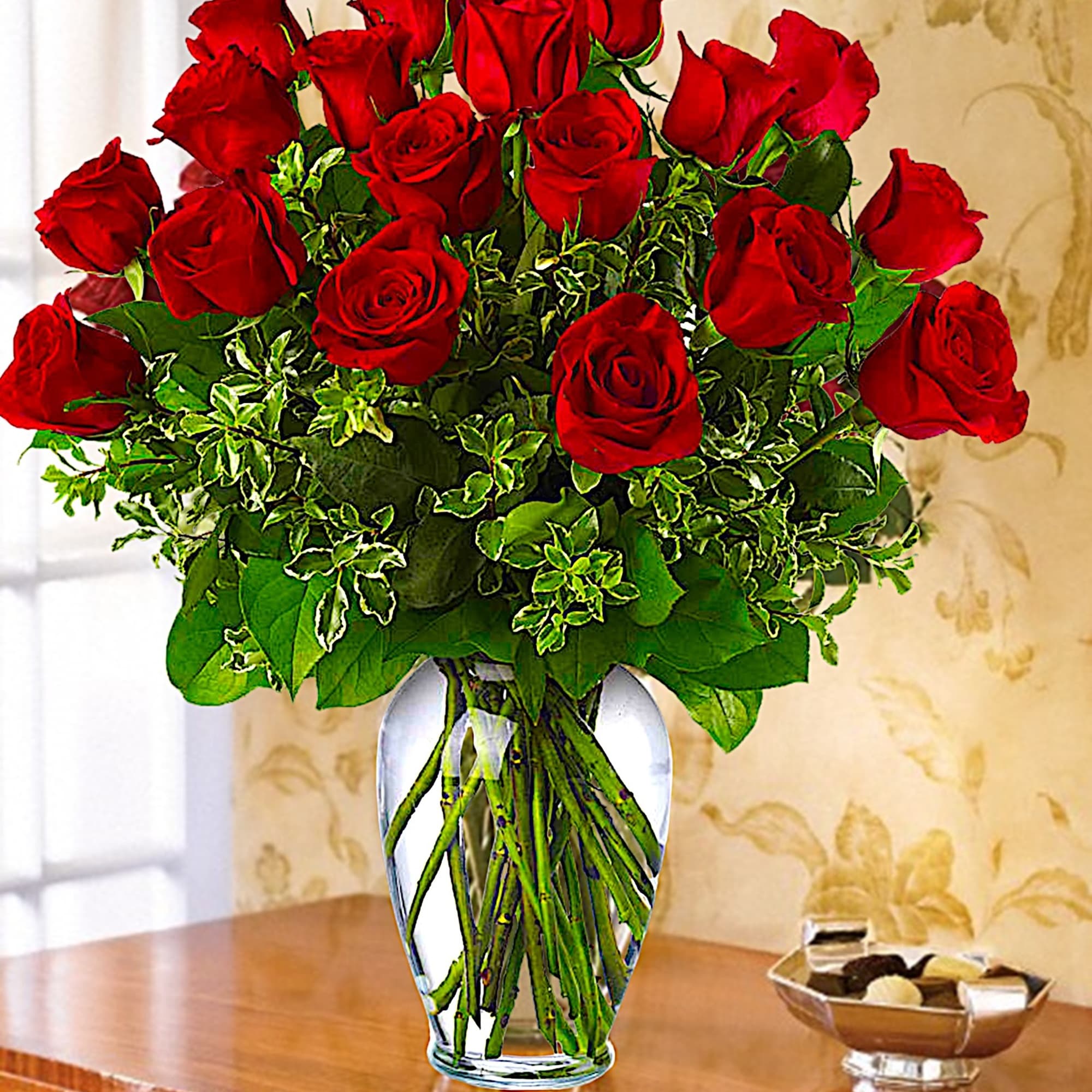 Red roses arranged in a clear glass vase, photo 3 of 8