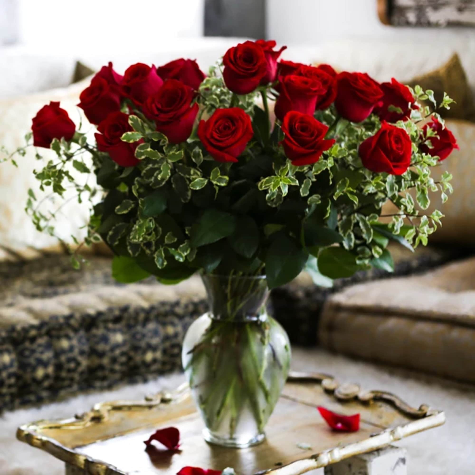 Bouquet of red roses in a clear glass vase, photo 7 of 10
