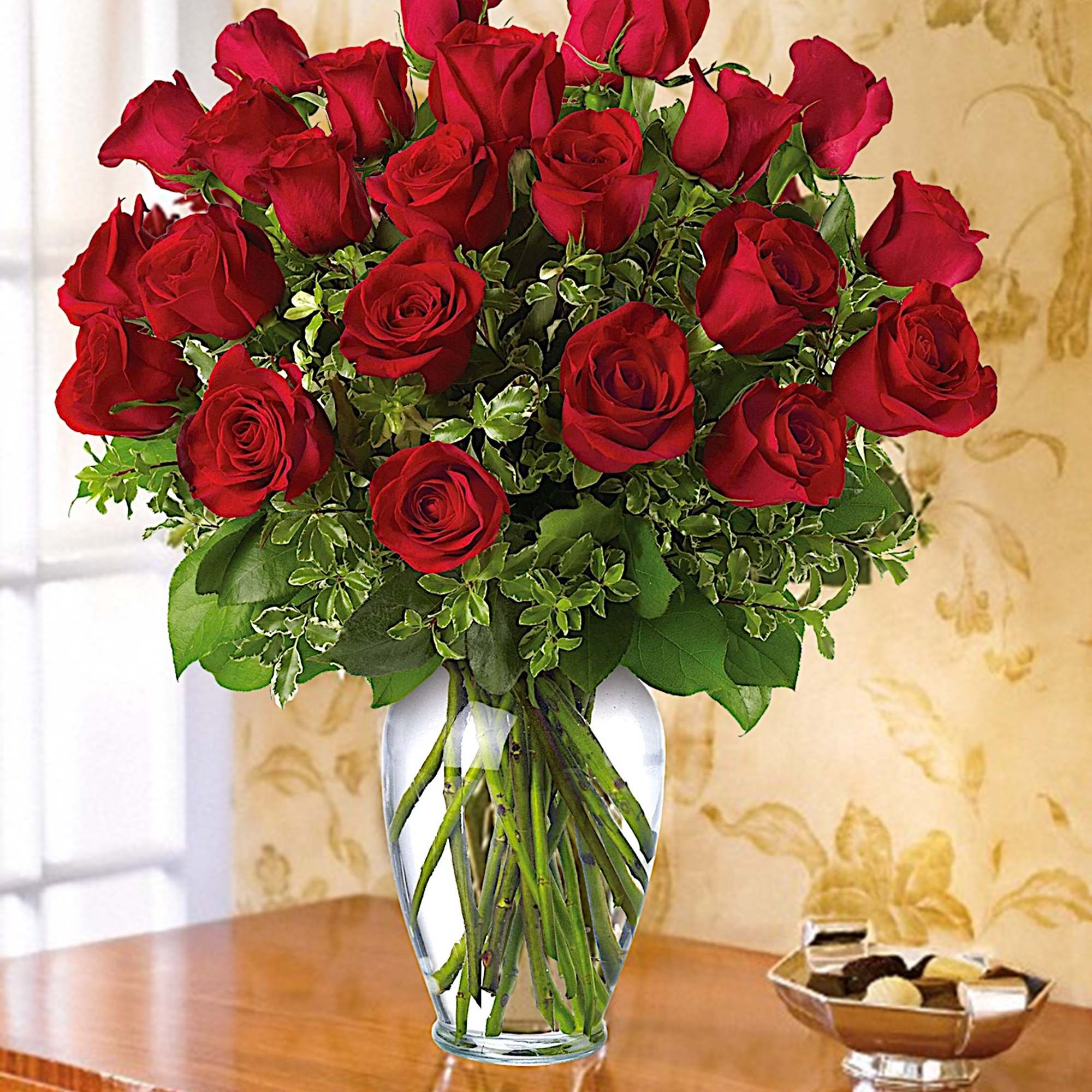 Bouquet of red roses in a clear glass vase, photo 3 of 10