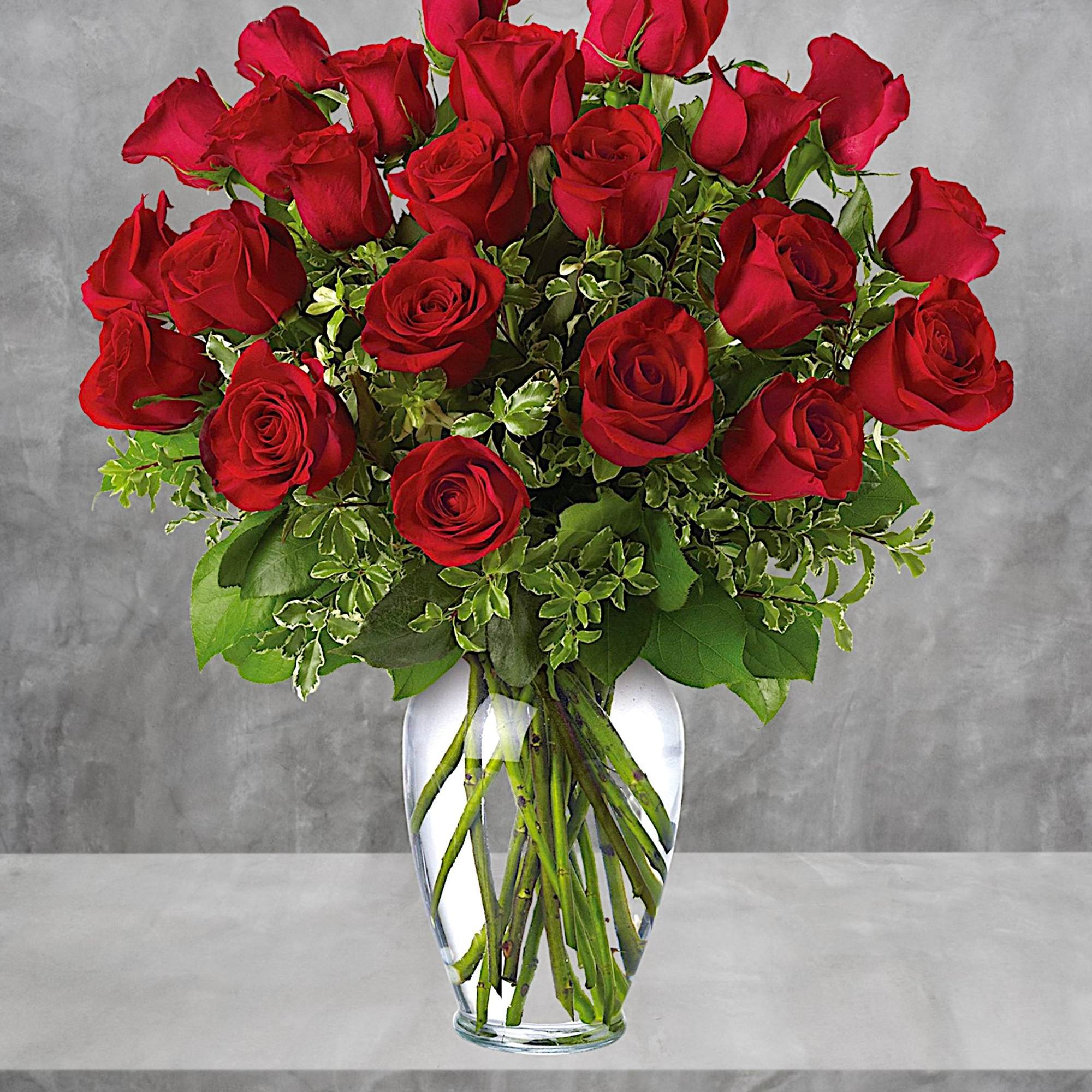 Red roses arranged in a clear glass vase, photo 2 of 10
