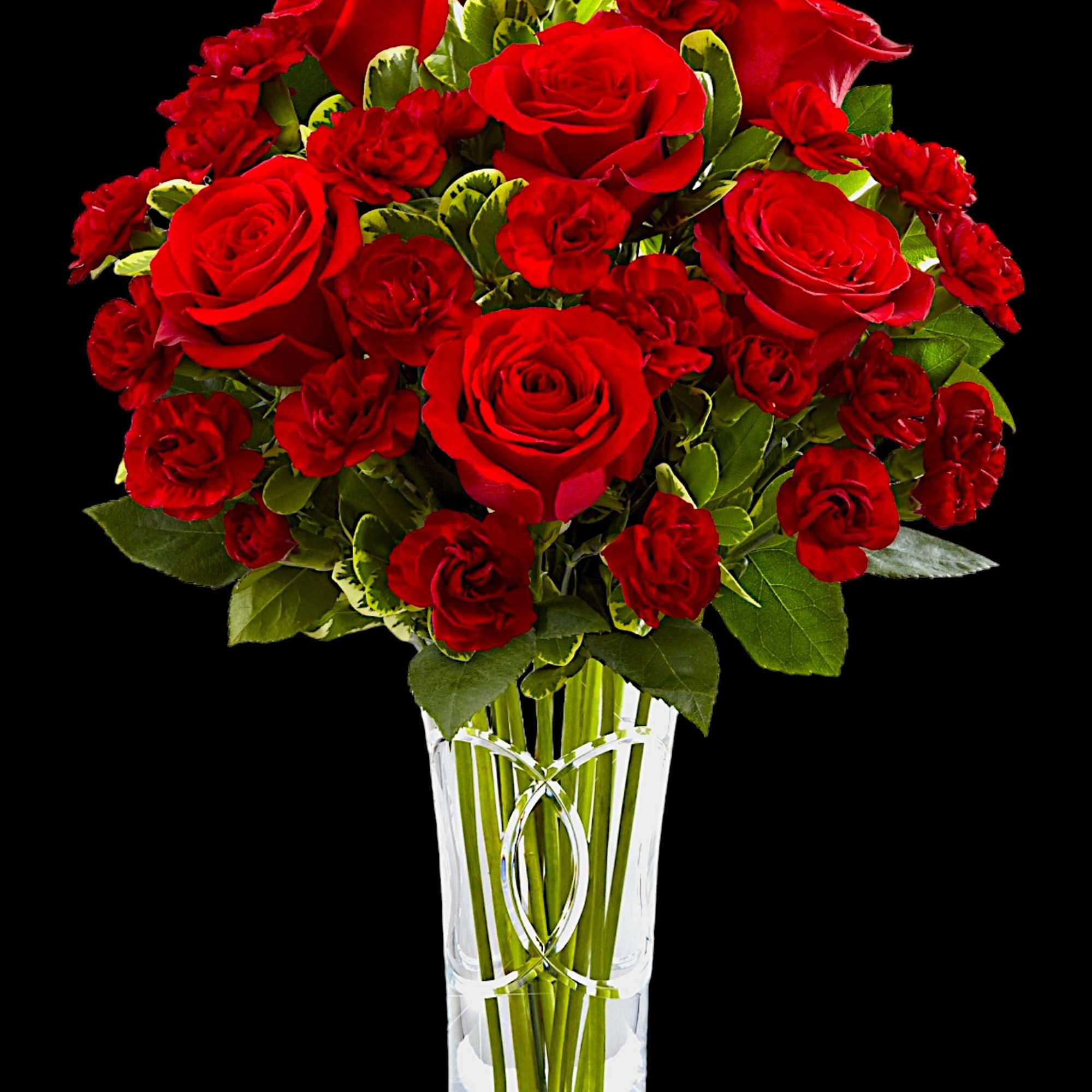 Red roses and spray roses in a clear glass vase, photo 4 of 5