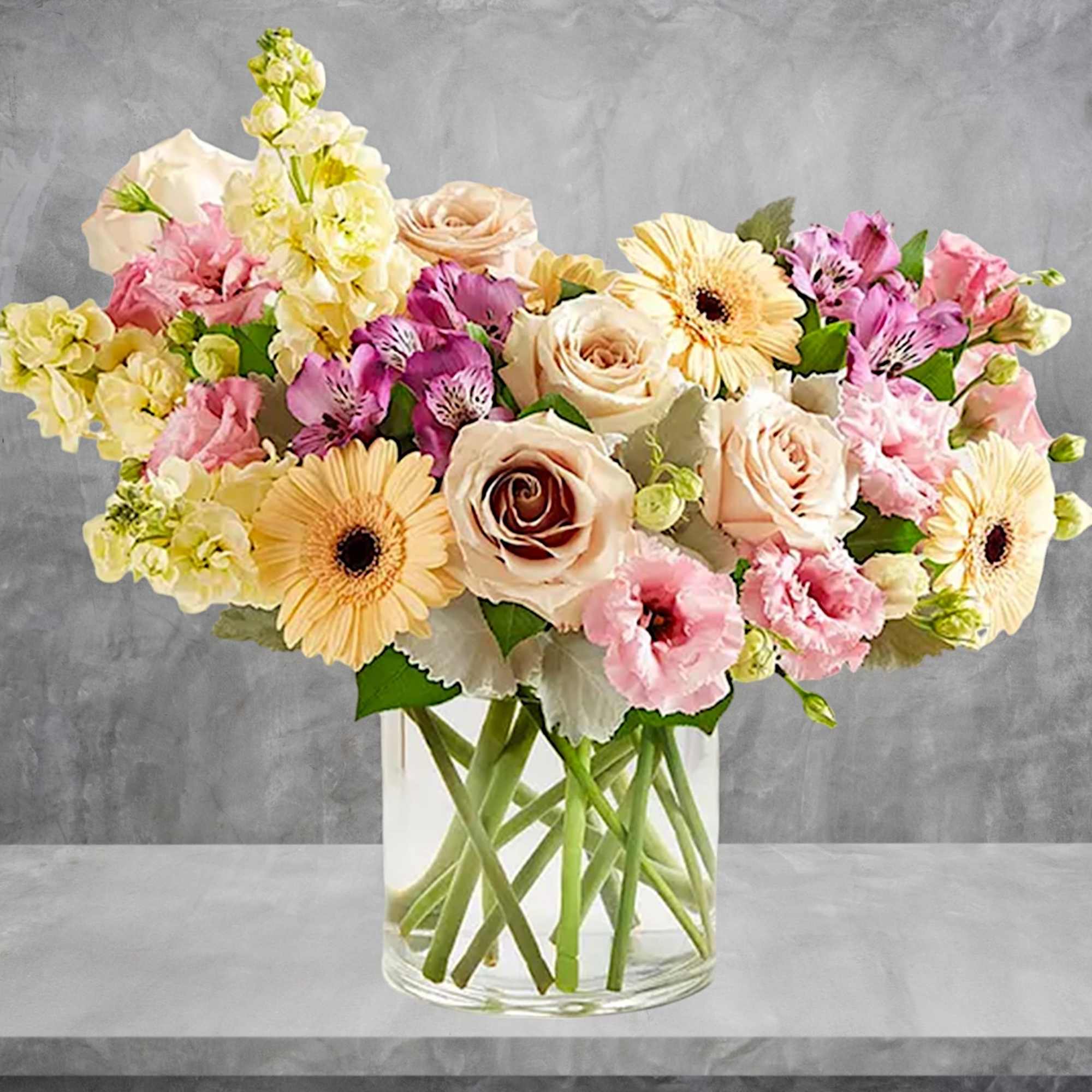 Mixed pastel bouquet in a clear glass vase, photo 2 of 6