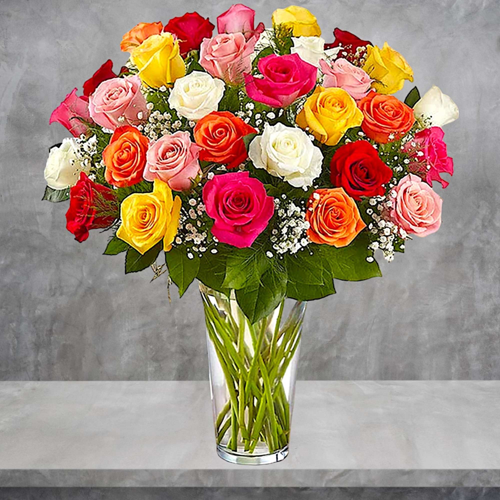 Mixed roses in a clear glass vase, photo 3 of 5