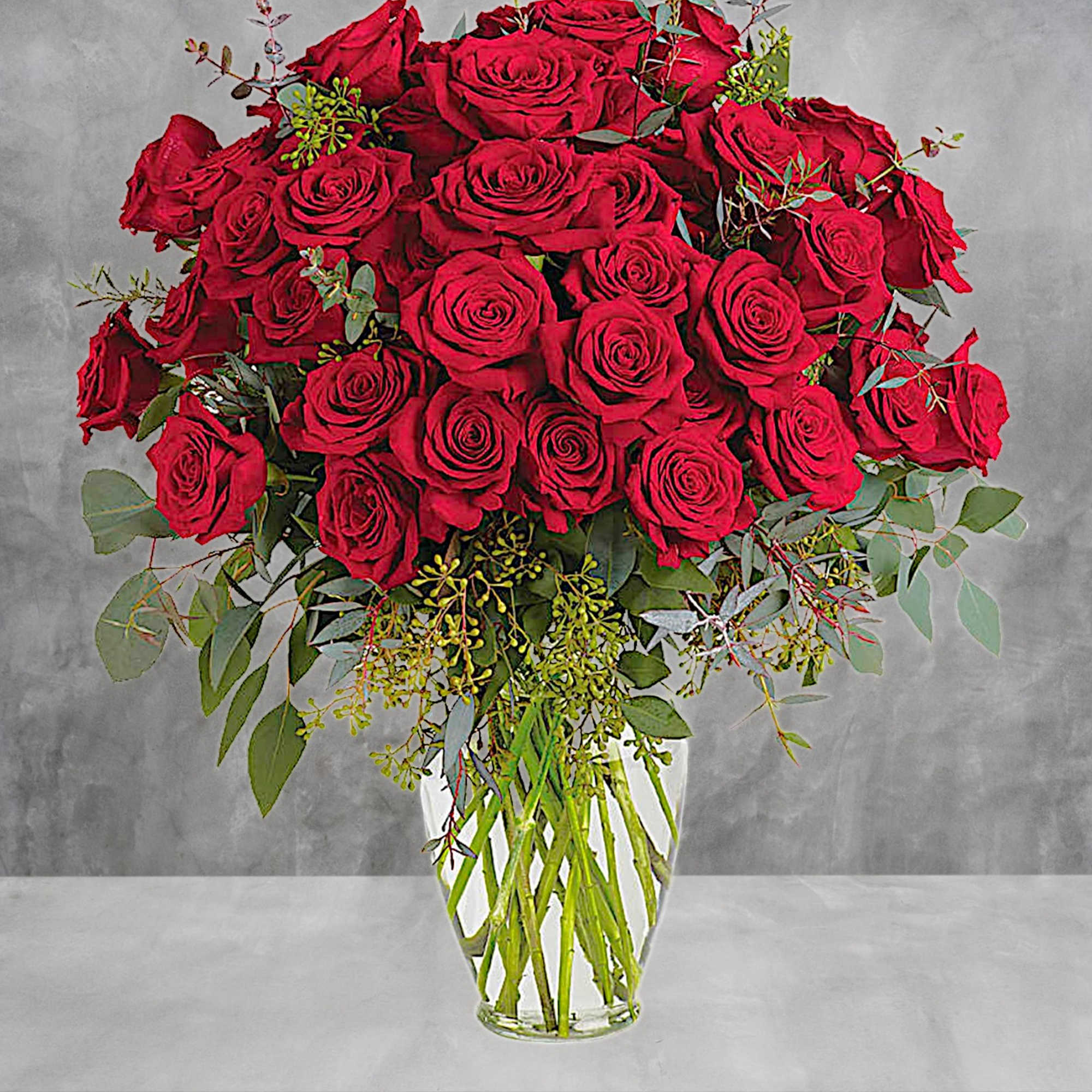 Bouquet of red roses in a clear glass vase, photo 2 of 5
