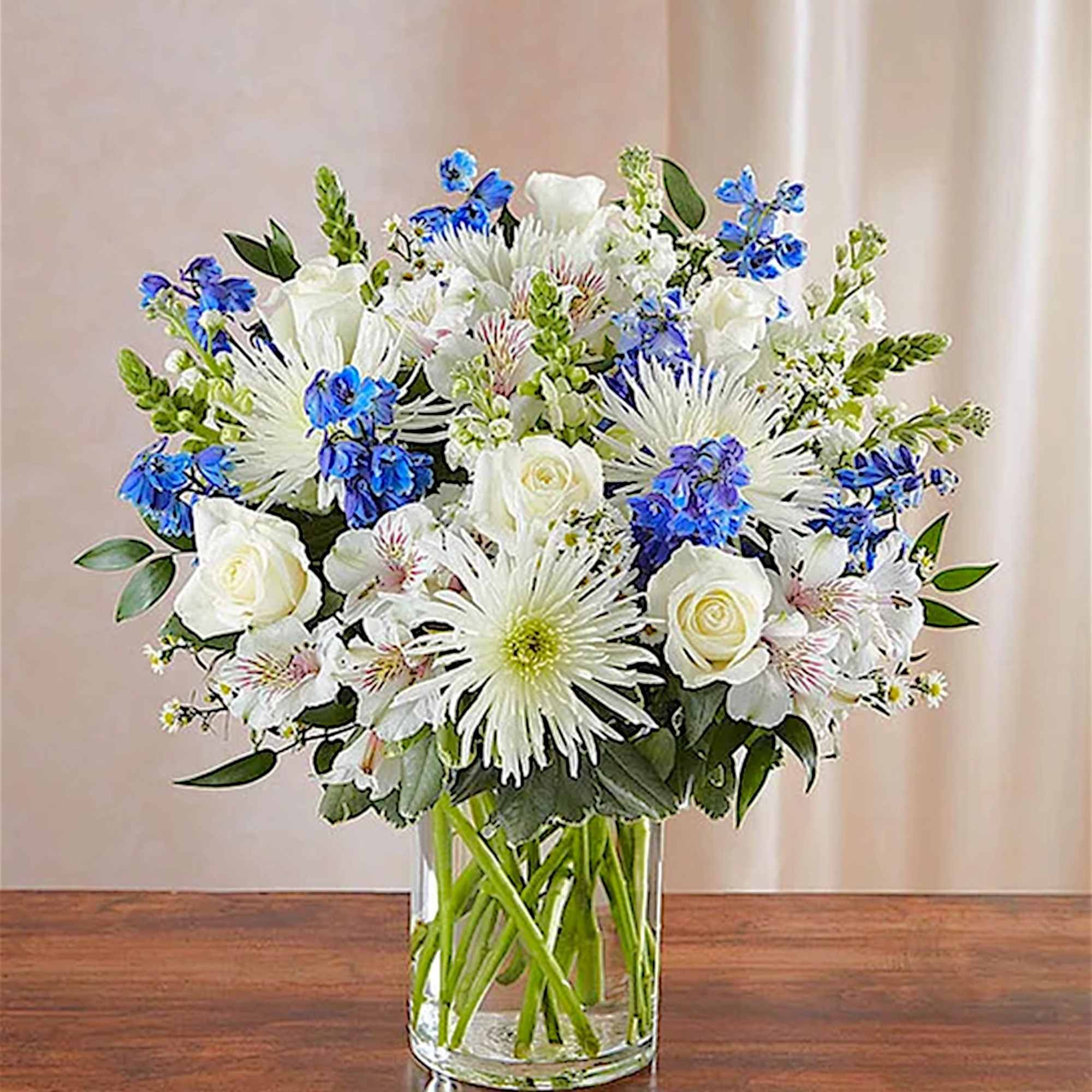 White and blue mixed bouquet in a clear glass vase, photo 2 of 6