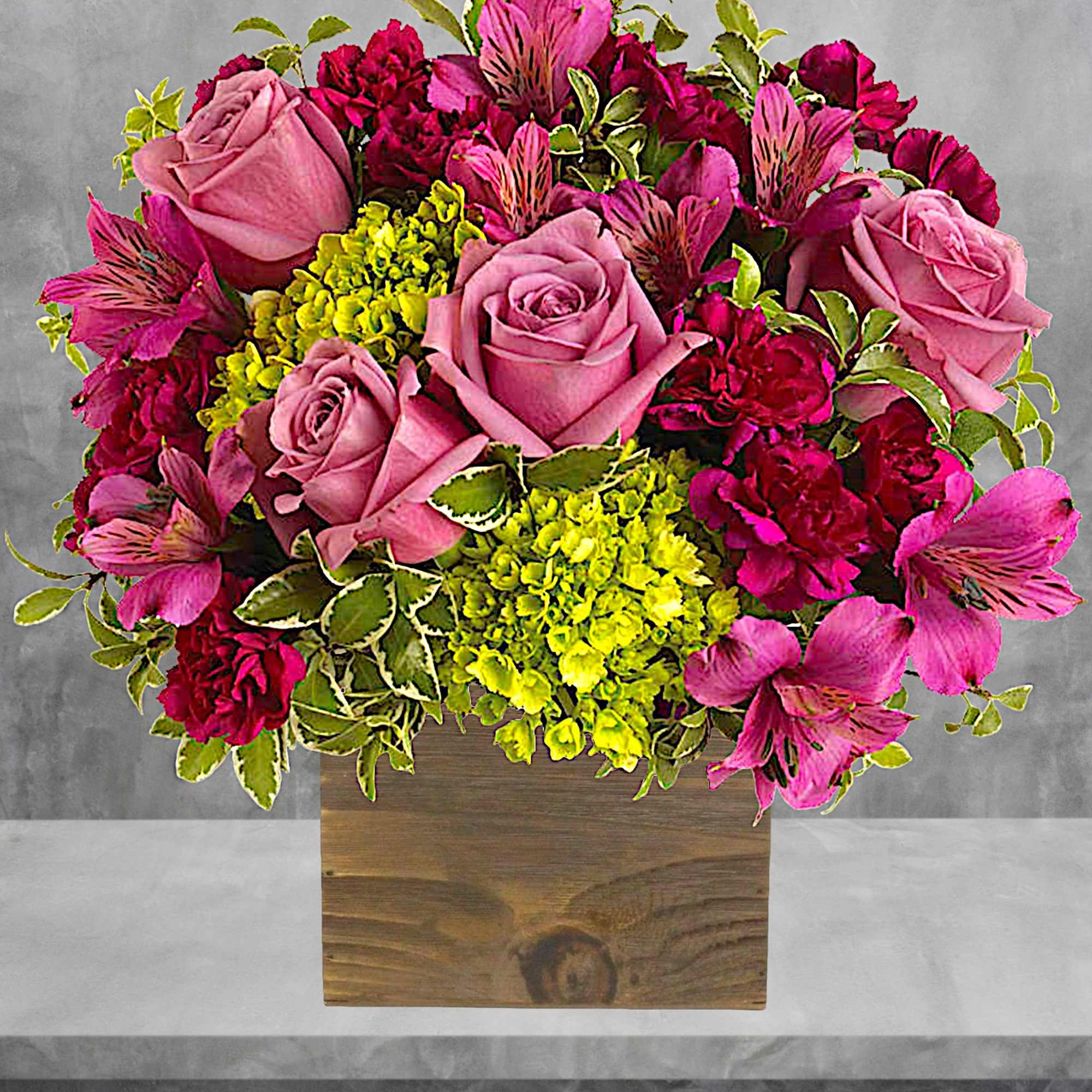 Pink roses and magenta flowers arranged in a wooden box, photo 2 of 4