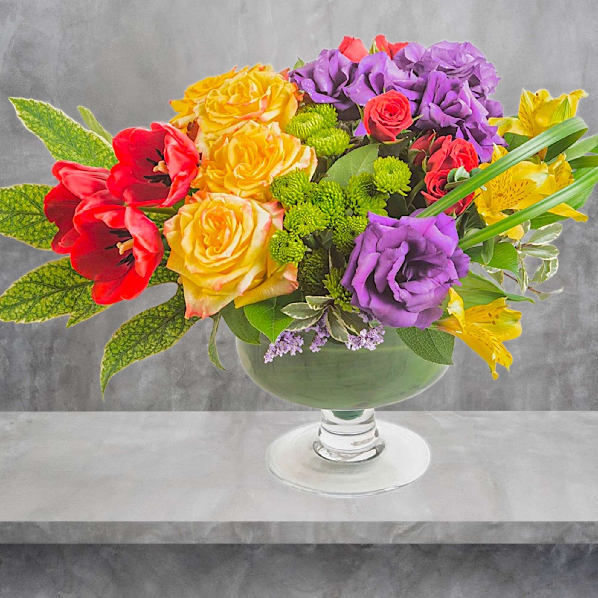 An artistic and bright arrangement, this crowd-pleaser is as interesting as it, photo 2 of 5
