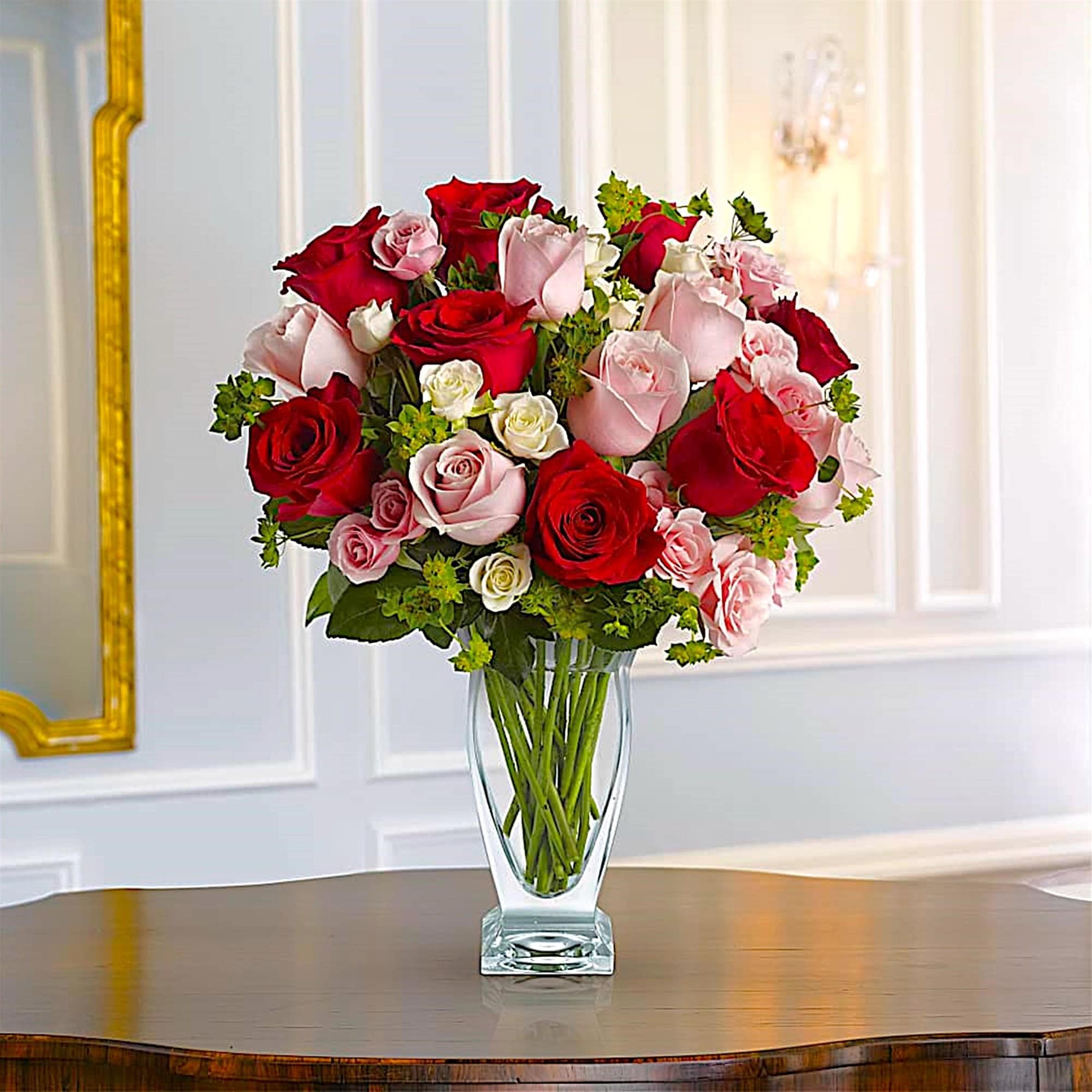 Bouquet of red and pink roses in a clear glass vase, photo 2 of 7