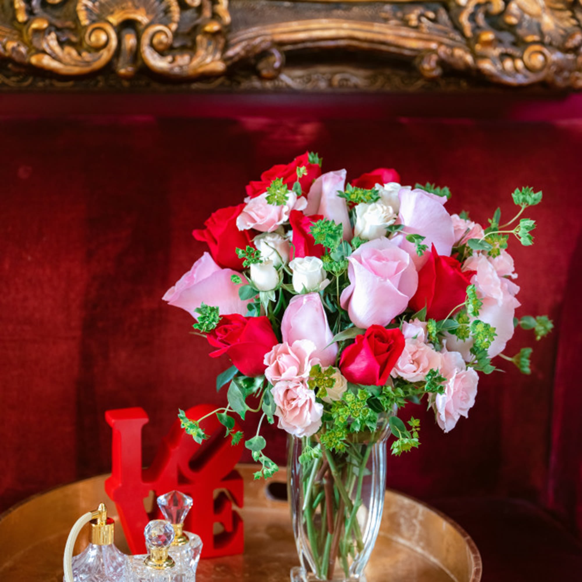 Bouquet of red and pink roses in a clear glass vase, photo 3 of 7