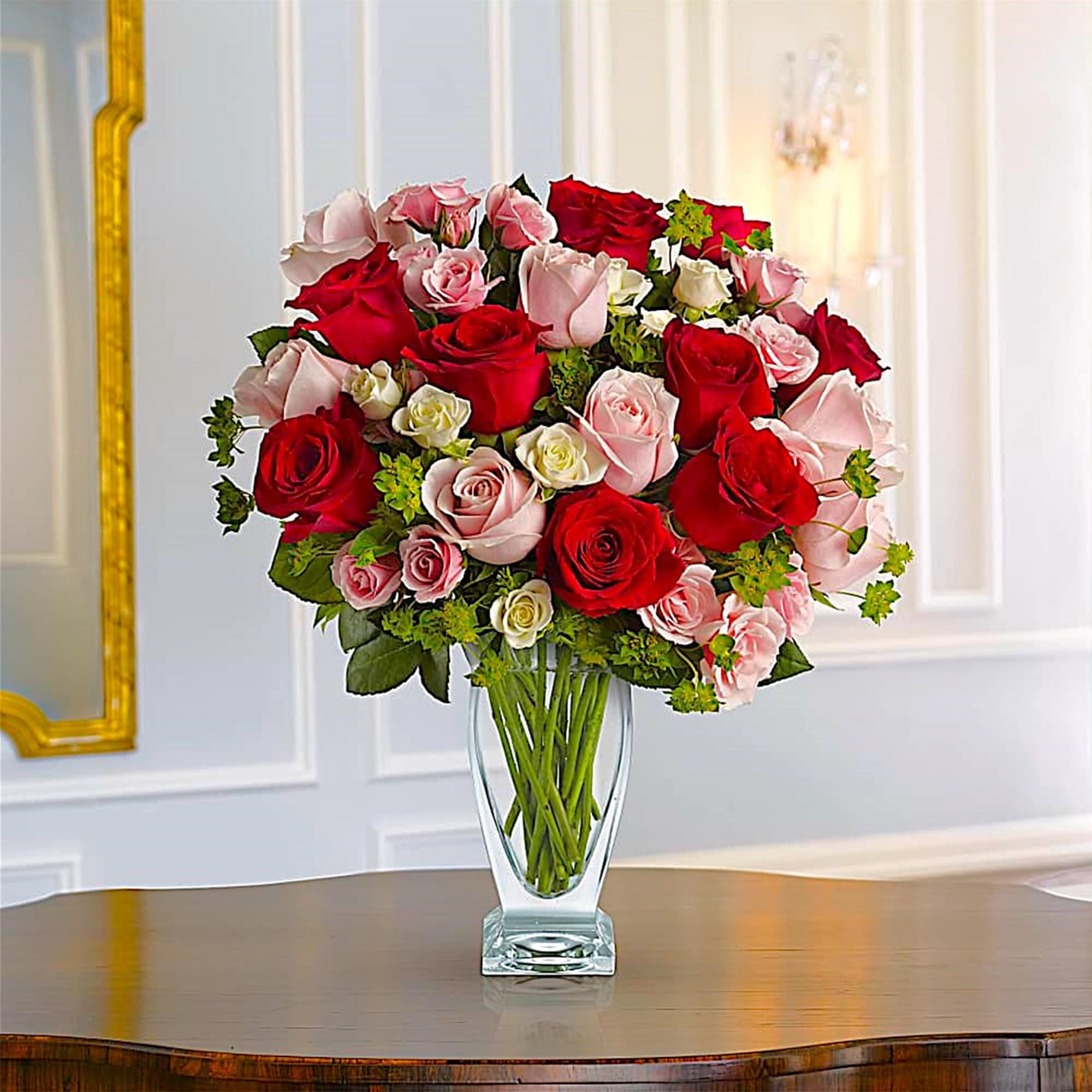 Bouquet of red and pink roses in a clear glass vase, photo 2 of 5