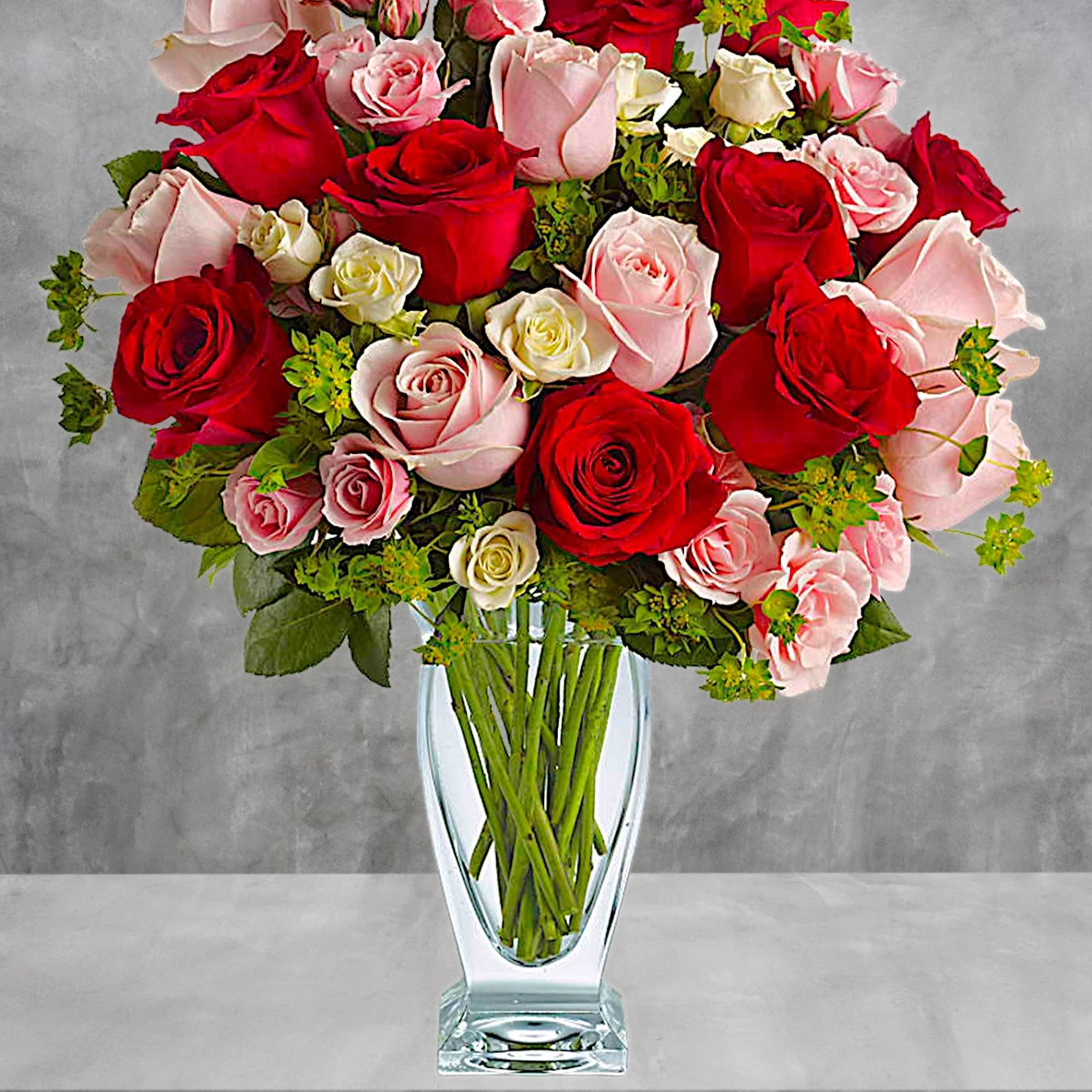 Bouquet of red and pink roses in a clear glass vase, photo 3 of 5