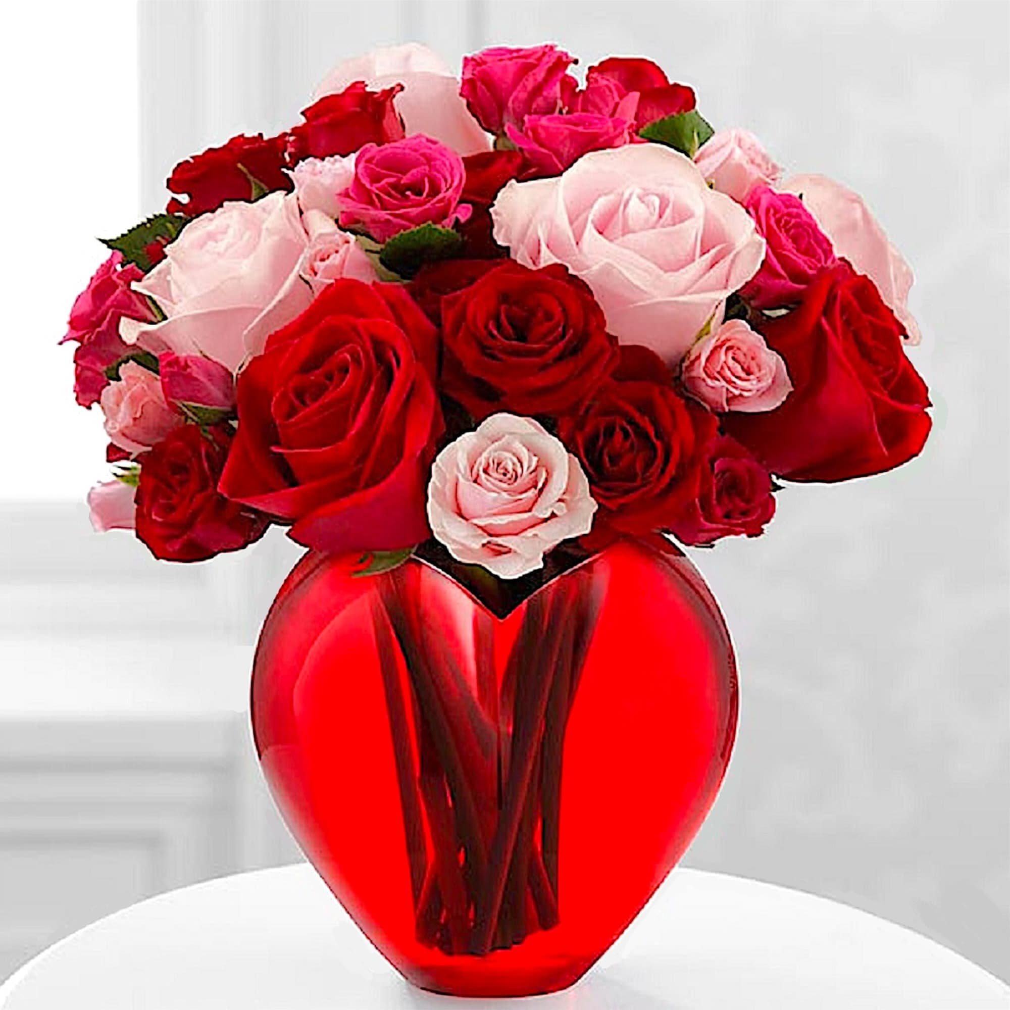 Bouquet of red and pink roses in a red glass vase, photo 2 of 5