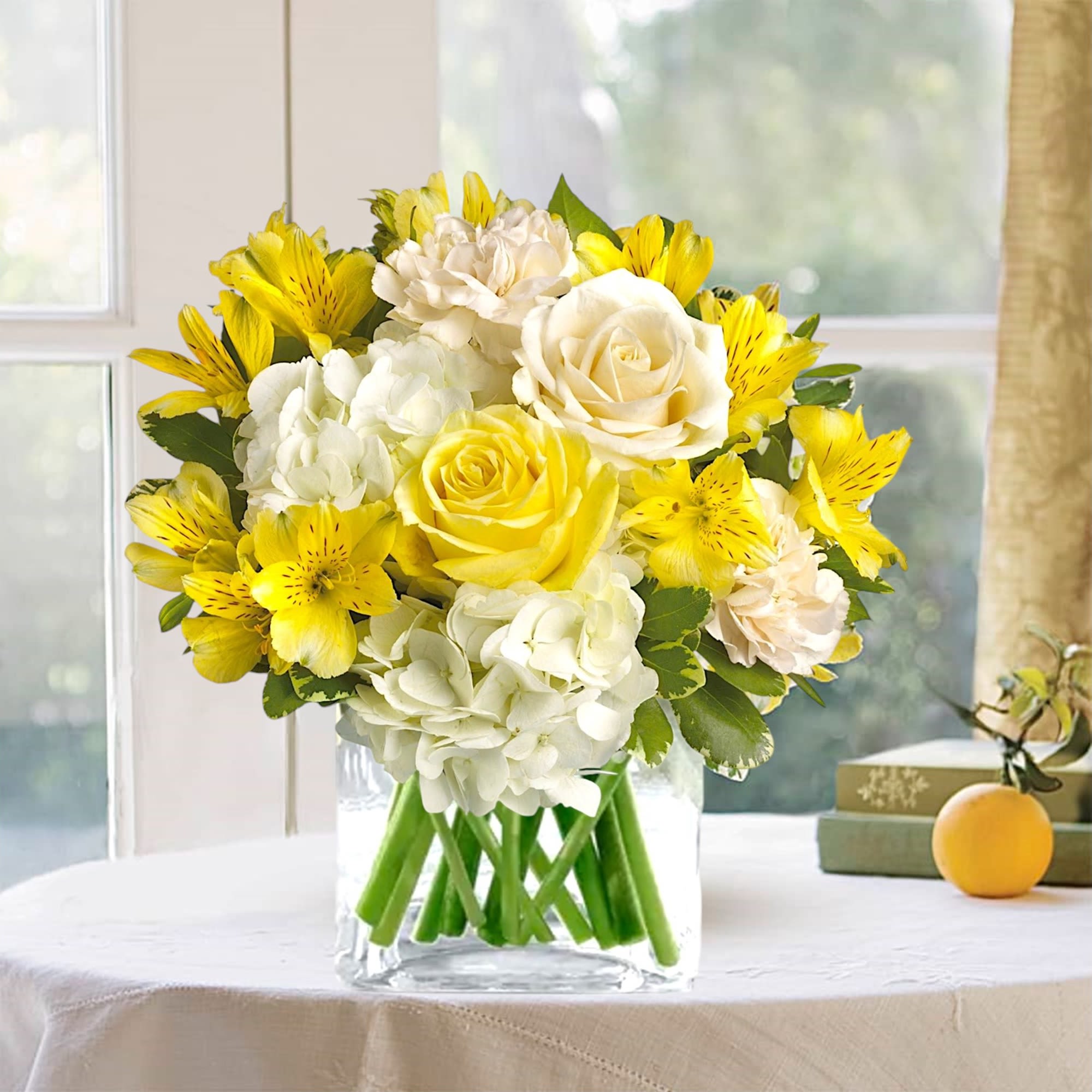 Yellow and white bouquet in a clear glass vase, photo 2 of 3