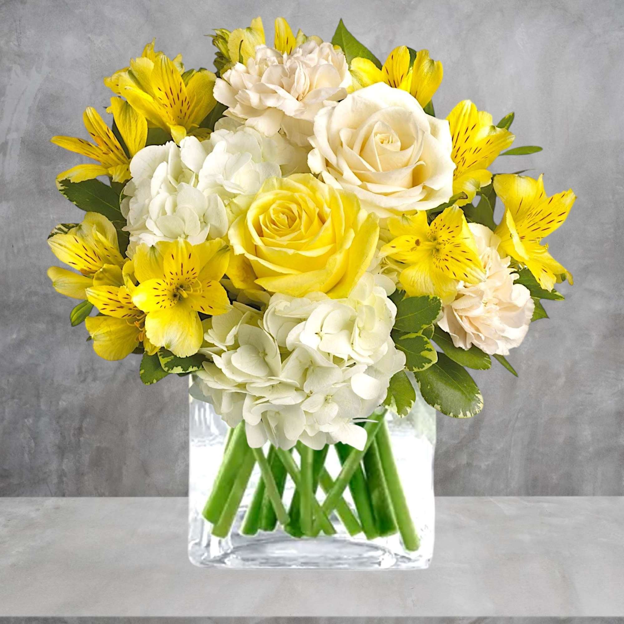 Yellow and white bouquet in a clear glass vase, photo 3 of 3