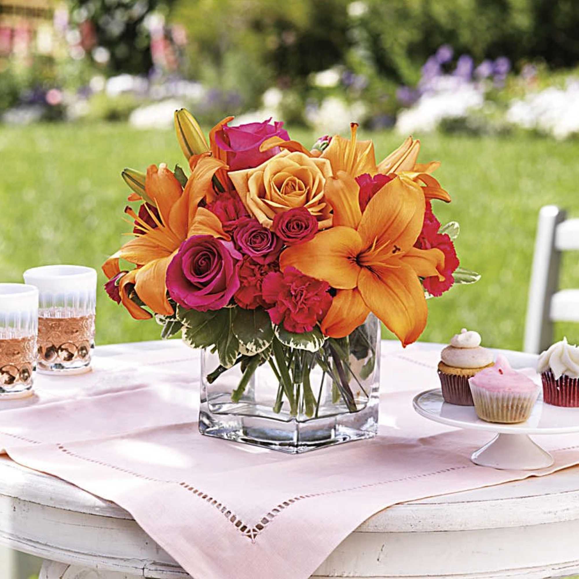 Tres chic! Send that special someone a stylish sentiment with the bright